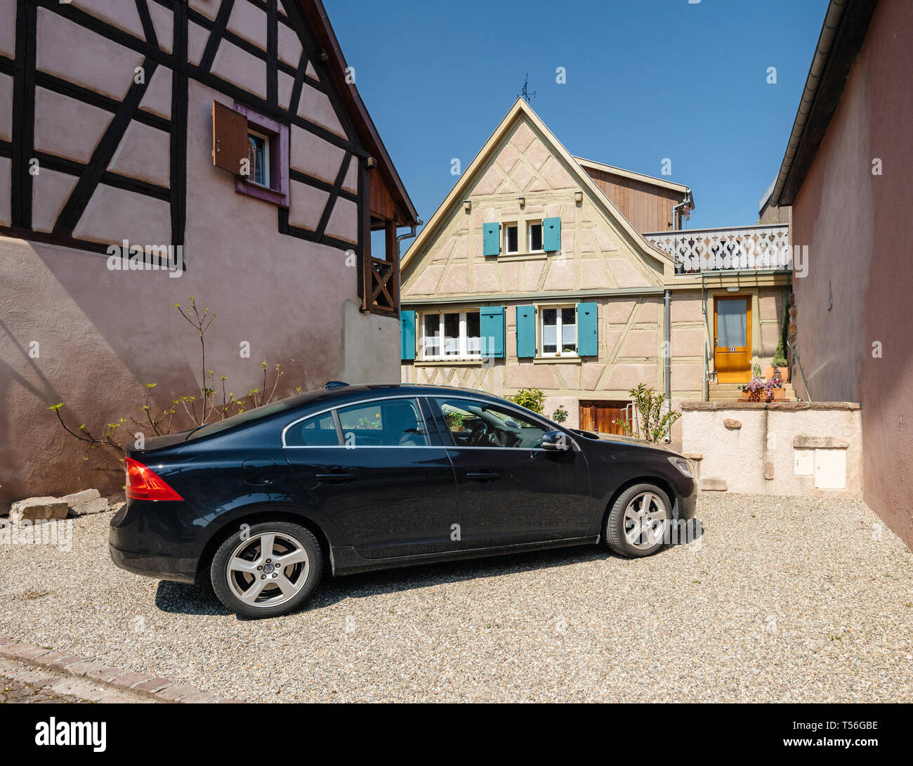 Bergheim, France - 19 Avril 2019 : Noir De Luxe limousine Volvo voiture garée en face de maison alsacienne typique Banque D'Images