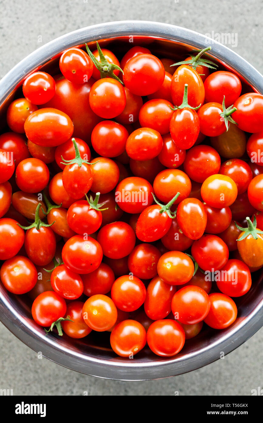 Fruits rouges cultivés frais maison tomates cerise Banque D'Images