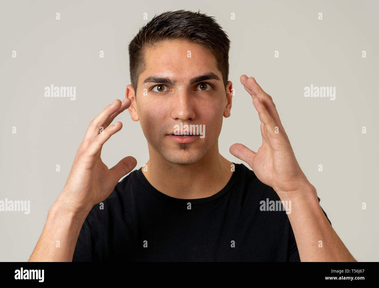 Portrait de frustrés mixed race man avec colère et a insisté sur la face. À la mad et fabrication folle furieuse et gestes désespérés en détresse. Fac Banque D'Images