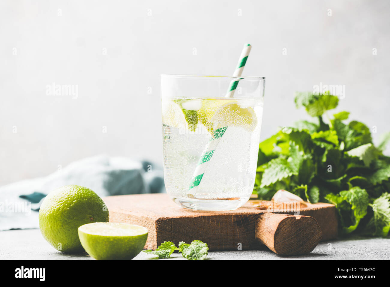 Cocktail pétillant avec de la chaux et de menthe ou l'eau de soude avec de la chaux. Rempli de glace boisson d'été en verre avec tube drinking cocktail Banque D'Images
