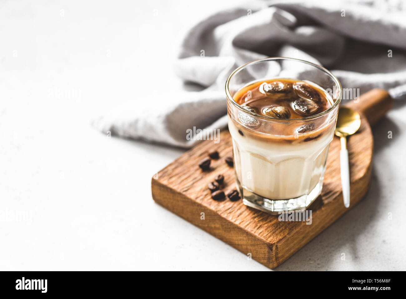 Latte Café Glace, rafraîchissante et regain d'énergie boisson froide dans le verre. L'espace de copie pour le texte Banque D'Images