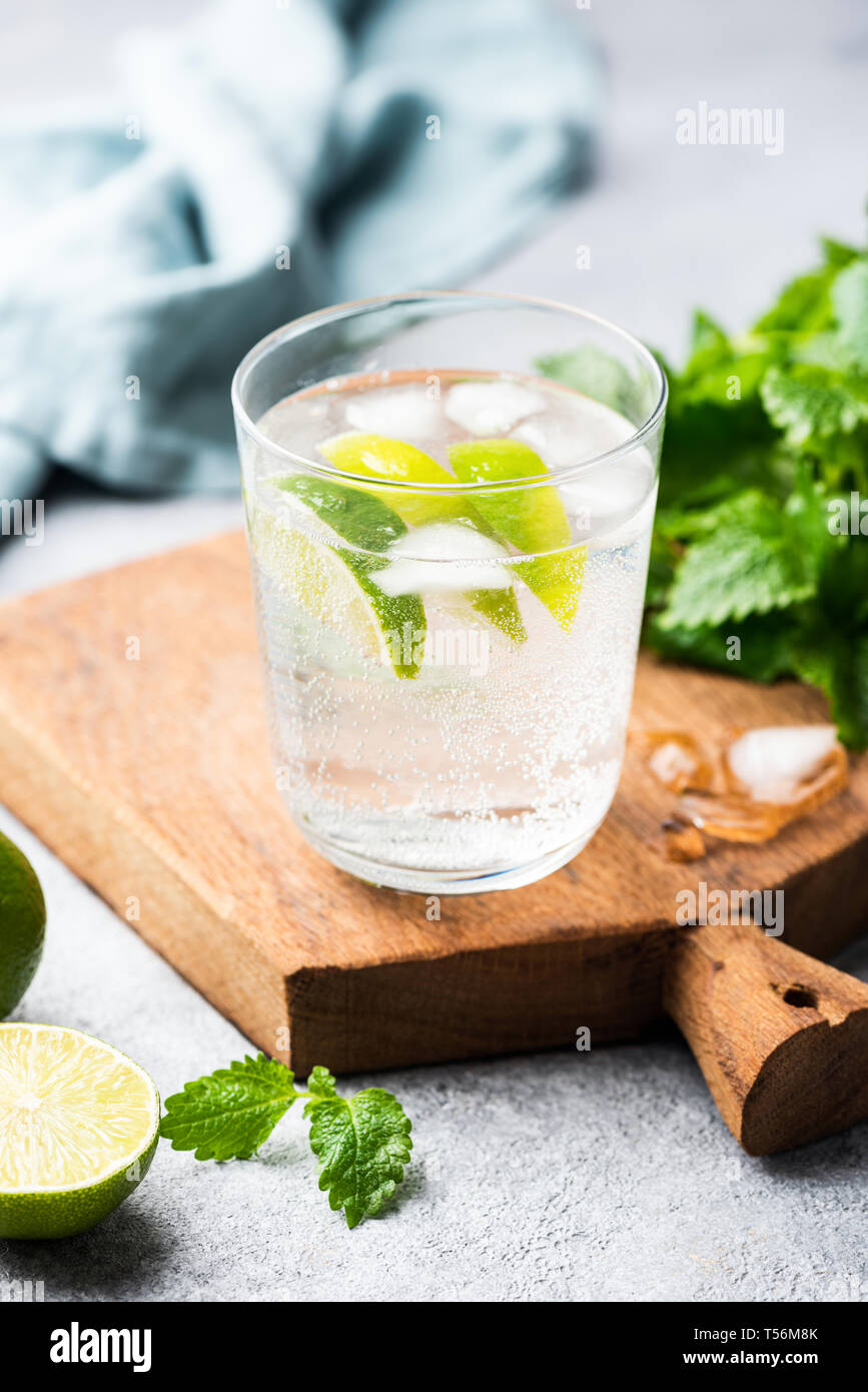 Mojito mousseux sans alcool, l'eau gazeuse avec de la chaux et de menthe. Glace d'été rafraîchissante saine boisson froide Banque D'Images