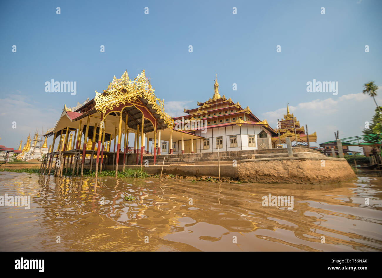 Temple flottant dans le lac Inle au Myanmar Banque D'Images