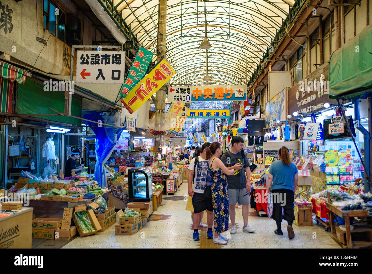Les gens au premier abord shopping Makishi Public Market à Naha, Okinawa, Japon Banque D'Images