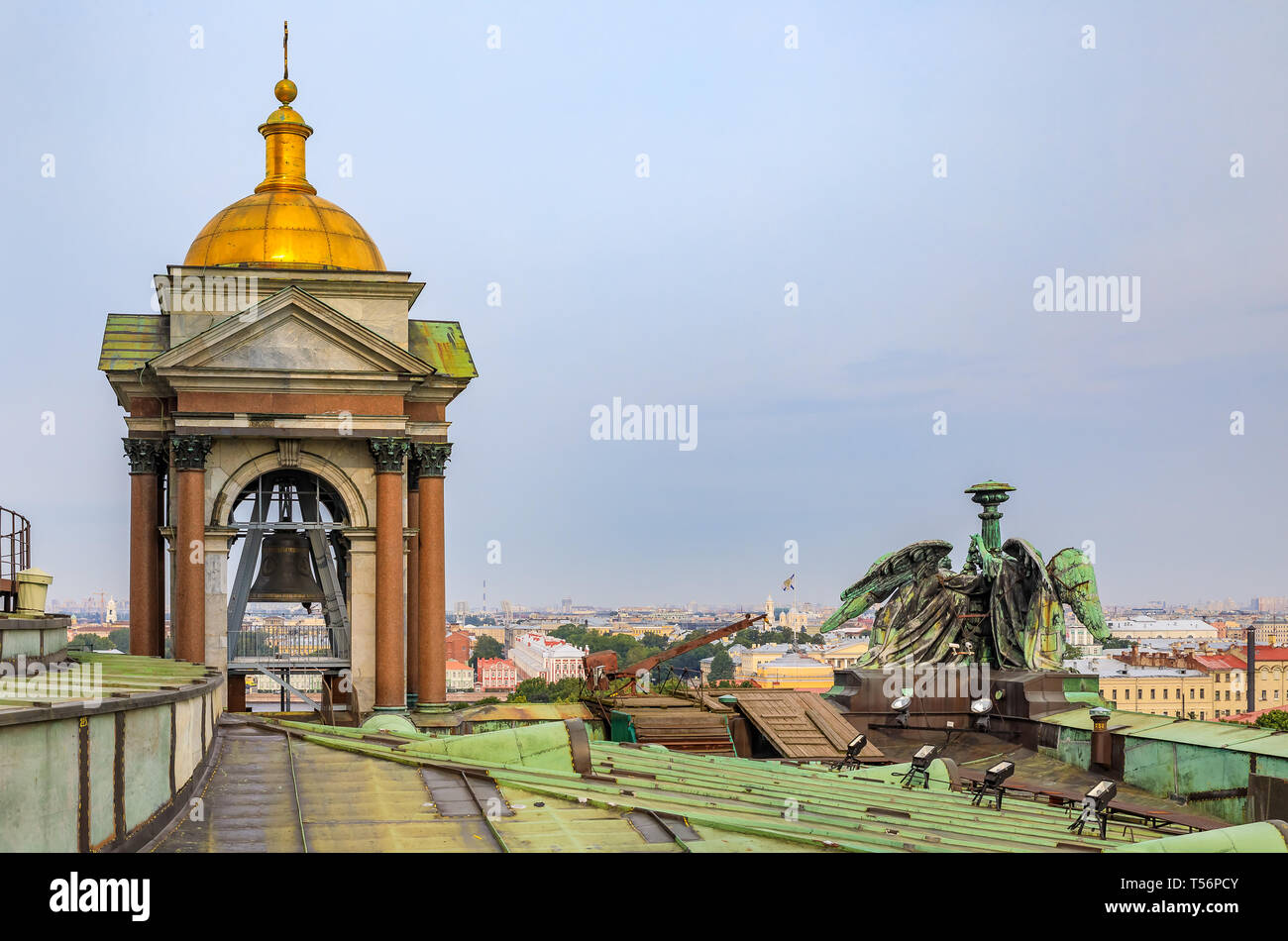 Saint Petersburg, Russie - le 10 septembre 2017 : vue sur le clocher et angel les statues sur le toit de Saint Isaac's Cathédrale Orthodoxe Russe sur I Banque D'Images