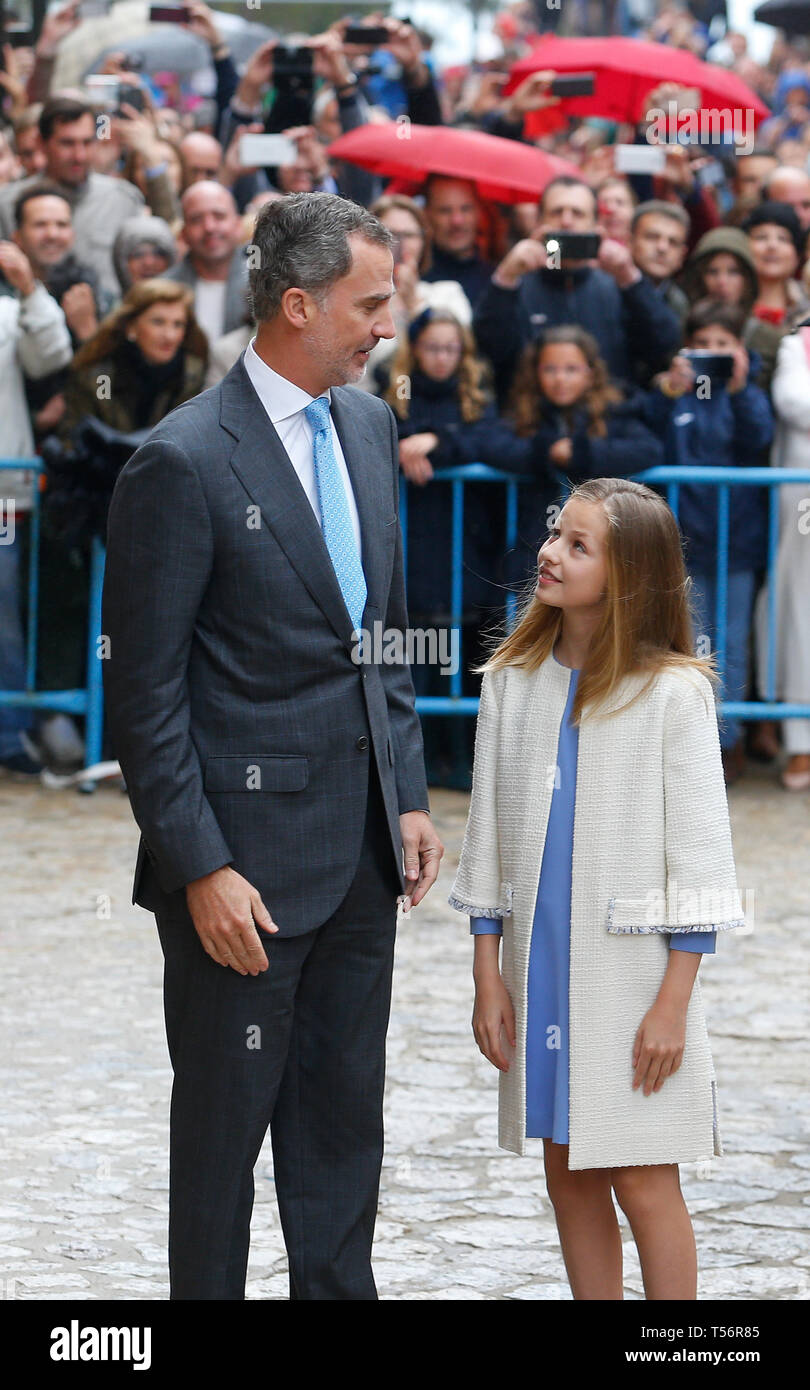 Palma de Majorque, Espagne - 21 Avril 2019 : Roi d'Espagne Felipe et la princesse héritière Leonor quitter la cathédrale de Palma de Majorque Banque D'Images