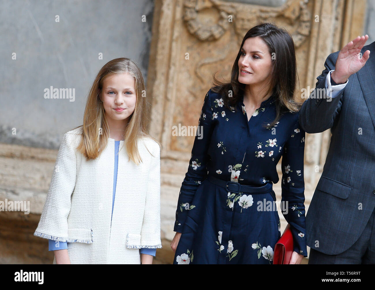 Palma de Majorque, Espagne - 21 Avril 2019 : les membres de la famille d'arriver à la cathédrale de Palma de Majorque à assister à une messe du dimanche de Pâques. Banque D'Images