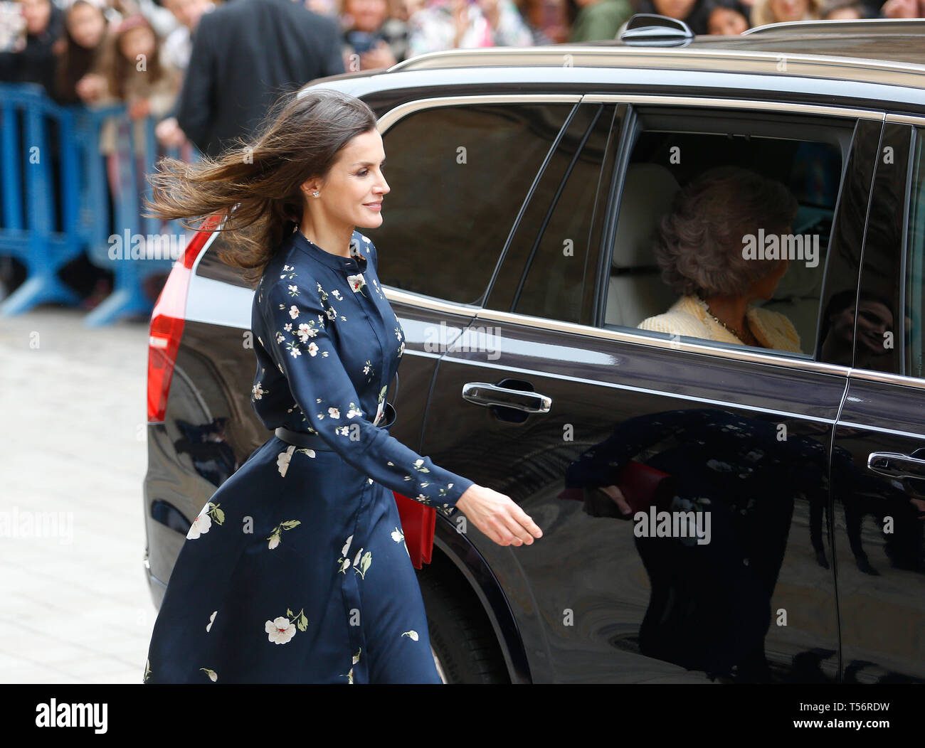 Palma de Majorque, Espagne - 21 Avril 2019 : l'espagnol Reine Letizia arrivent à la cathédrale de Palma de Majorque à assister à une messe du dimanche de Pâques. Banque D'Images