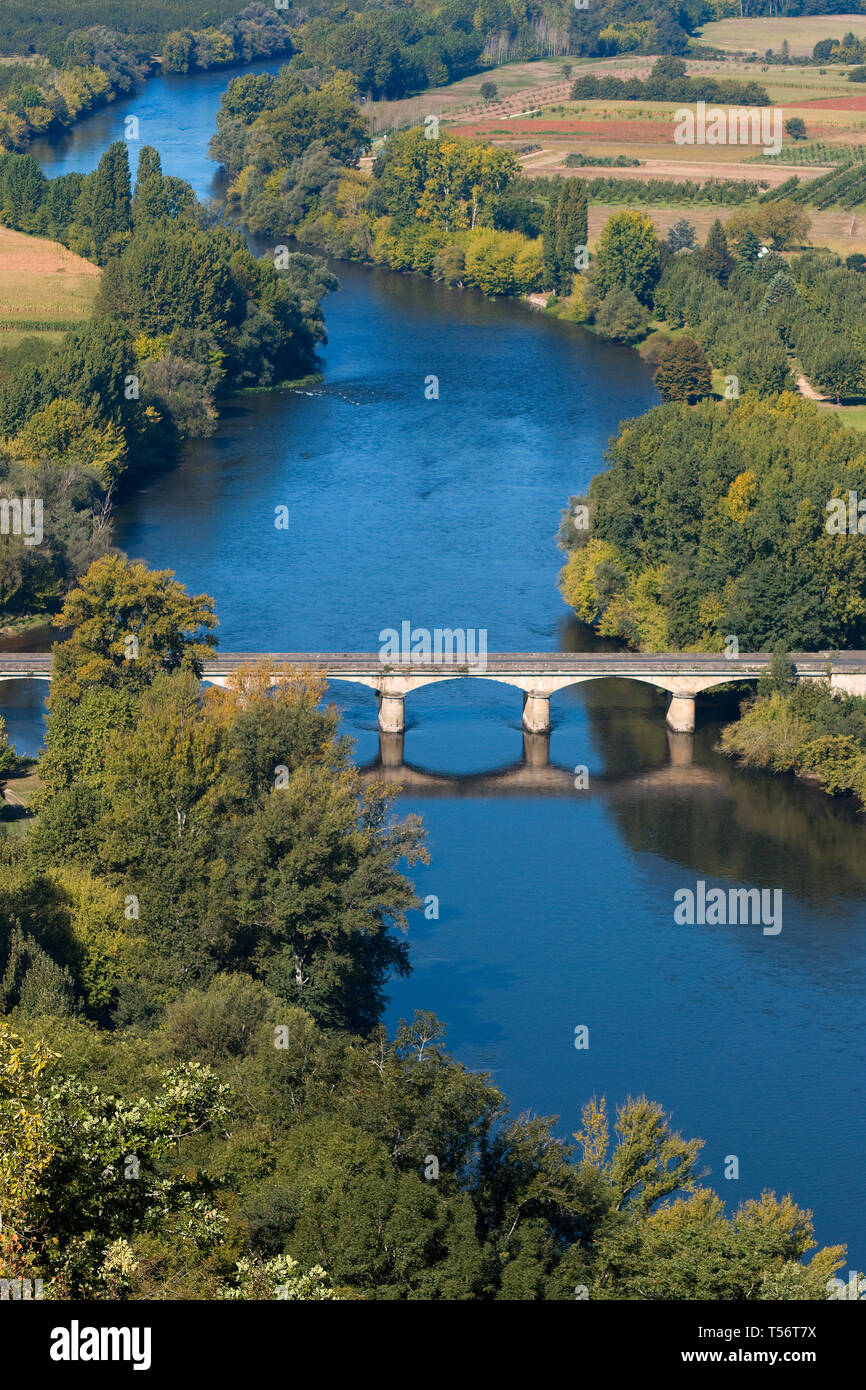 Vue sur la rivière Dordogne vu de Domme village. Le pont sur la rivière à Domme ville. Pont médiéval traversant la rivière bleue en Périgord. Banque D'Images