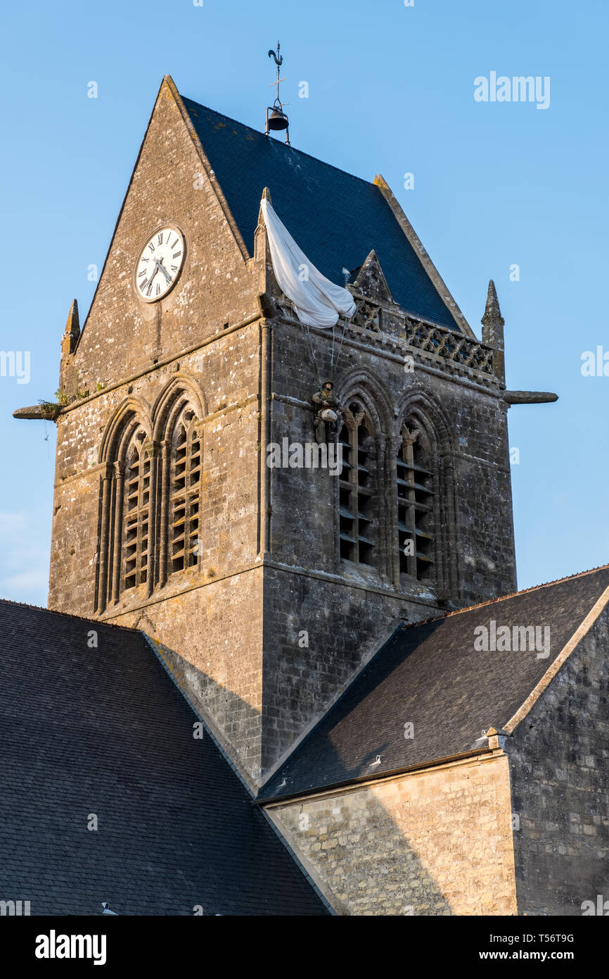 Sainte-mère-Eglise, Normandie, France - le 29 août 2018 : Paratrooper sur Sainte-Mère-Eglise Eglise, Normandie France Banque D'Images