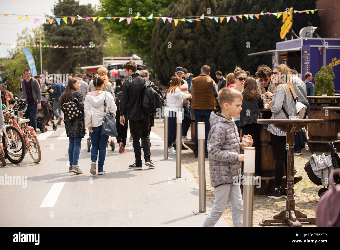 Bucarest, Roumanie : 21.04.2019 - Street Food Truck festival. Les gens qui marchent autour de l'alimentation de rue à un festival à la recherche de l'endroit parfait pour le déjeuner. La bière, Burger, gaufres et churros sont quelques-unes des candidats gagnant Banque D'Images