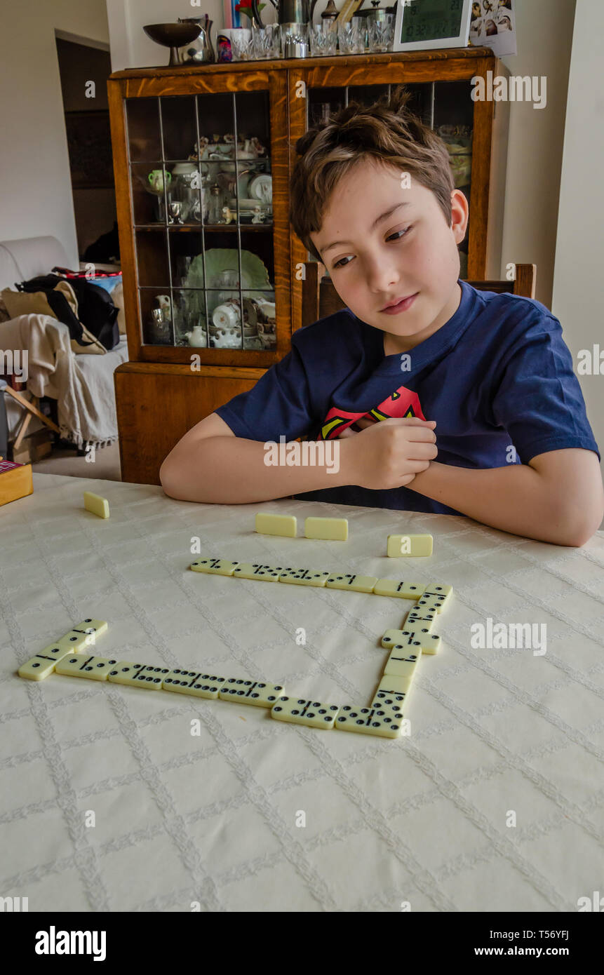 Boy playing domino game Banque de photographies et d'images à haute  résolution - Alamy