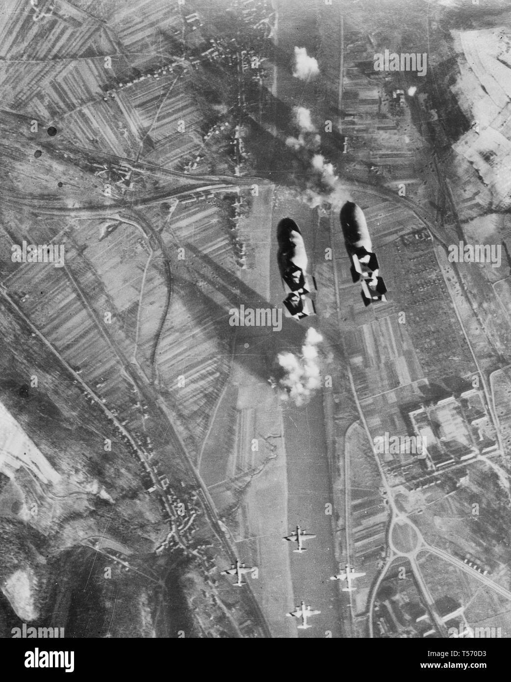 Une attaque de l'USAAF Martin B-26 Marauder kamikazes sur le pont de chemin de fer sur la Moselle à Trier-Pfalzel, Rhénanie-Palatinat, Allemagne, le 24 décembre 1944 Banque D'Images Une attaque de l'USAAF Martin B-26 Marauder kamikazes sur le pont de chemin de fer sur la Moselle à Trier-Pfalzel, Rhénanie-Palatinat, Allemagne, le 24 décembre 1944 Banque D'Images