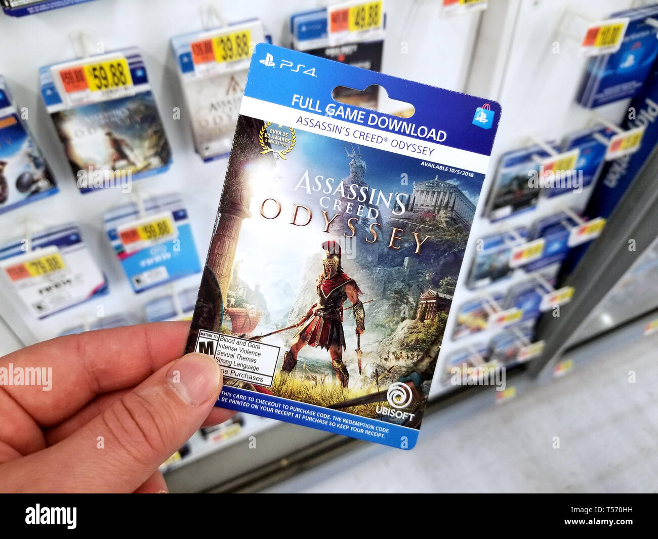 PLATTSBURGH, USA - Le 21 janvier 2019 : plein jeu de carte télécharger Assassins Creed Odyssey jeu vidéo dans une main d'un acheteur au magasin Walmart. Banque D'Images