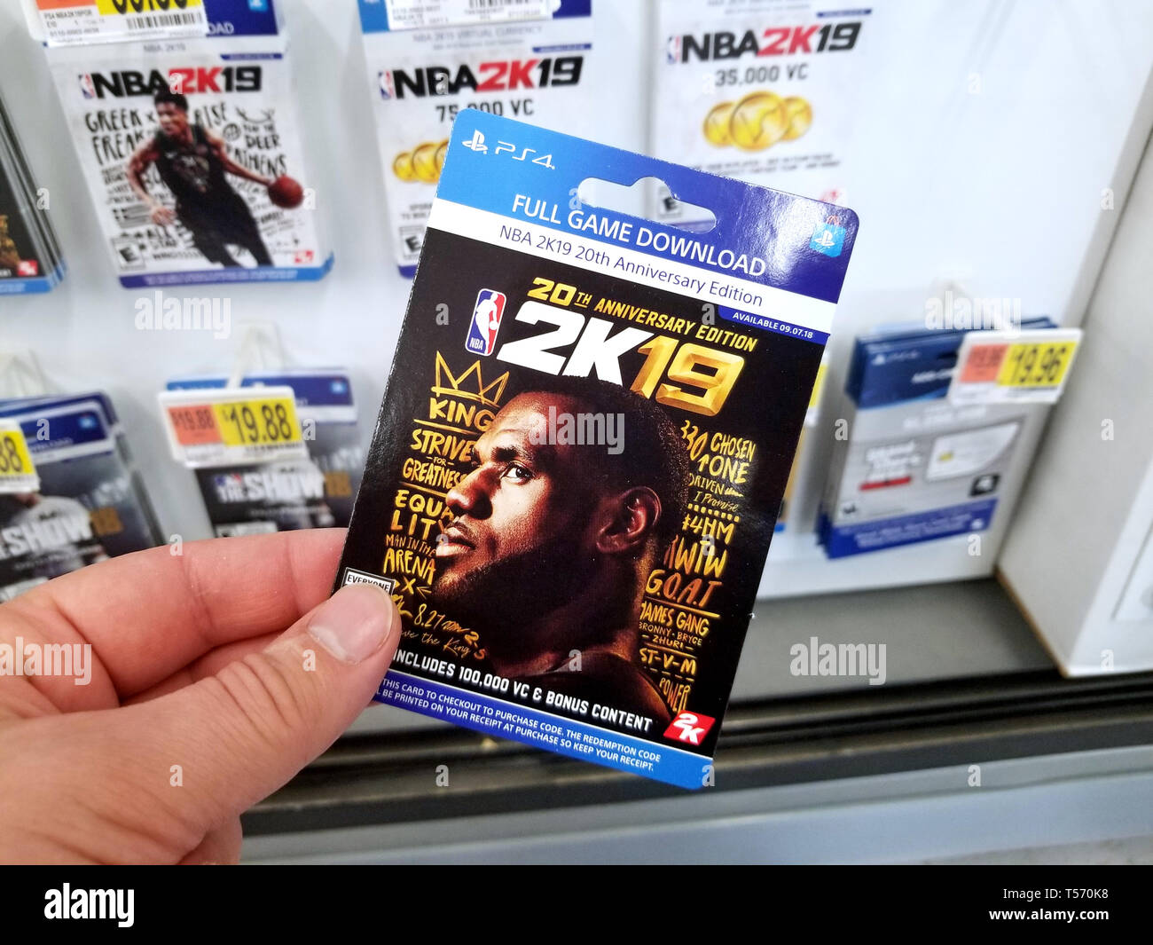 PLATTSBURGH, USA - Le 21 janvier 2019 : télécharger le jeu complet de carte 2k19 jeu vidéo NBA dans une main d'un acheteur au magasin Walmart. Banque D'Images
