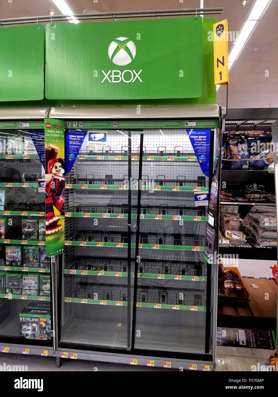 PLATTSBURGH, USA - Le 21 janvier 2019 jeux vidéo Xbox : vide les étagères de magasin Walmart. Banque D'Images