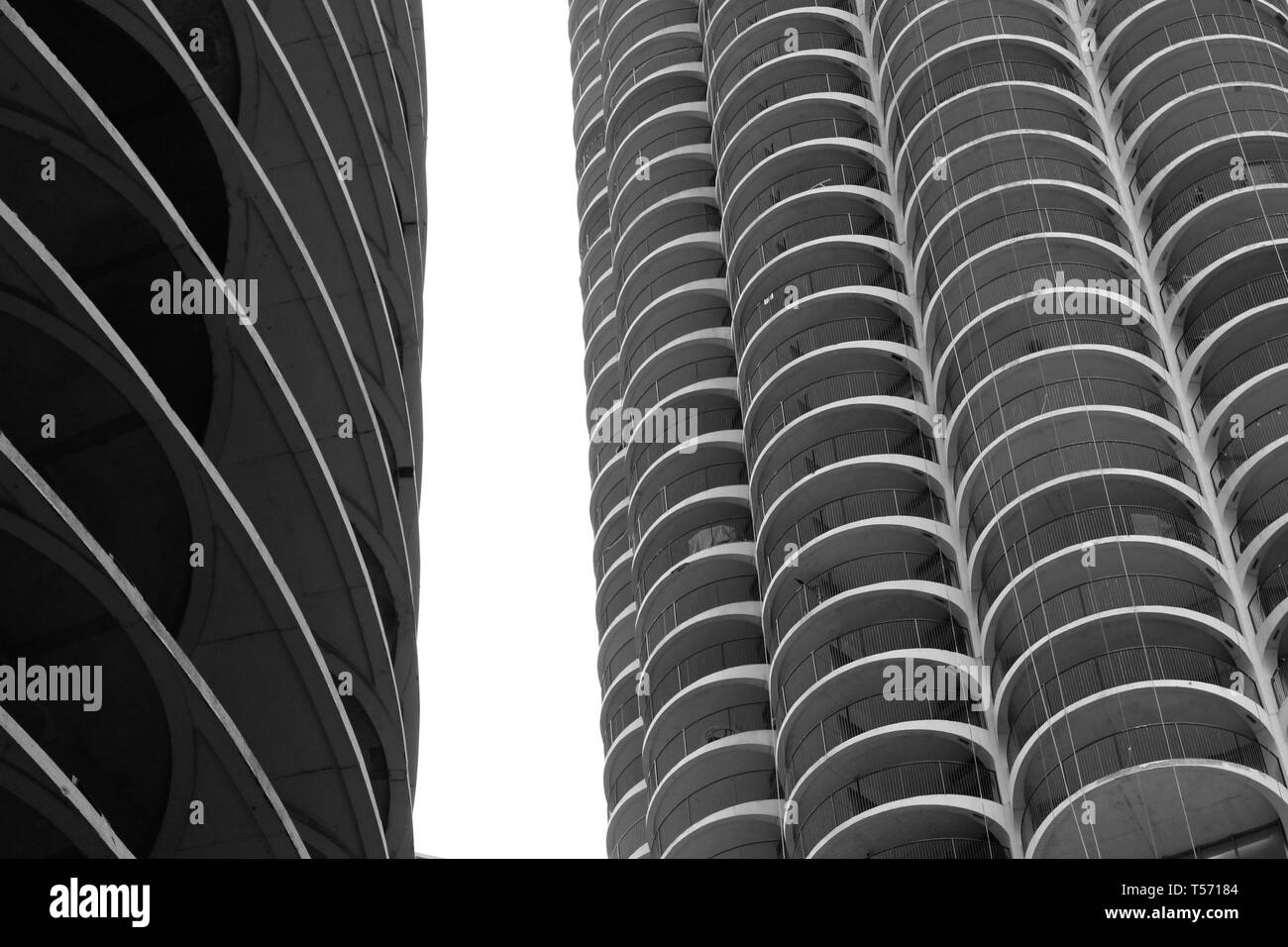 Le Marina City Tours, célèbre monument de l'architecture de Chicago, le long de la rivière Chicago River North de Chicago, Illinois, en noir et blanc Banque D'Images