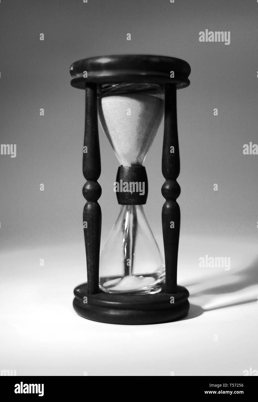 Libre d'hourglass. isolé sur fond bleu.photo with copy space Banque D'Images