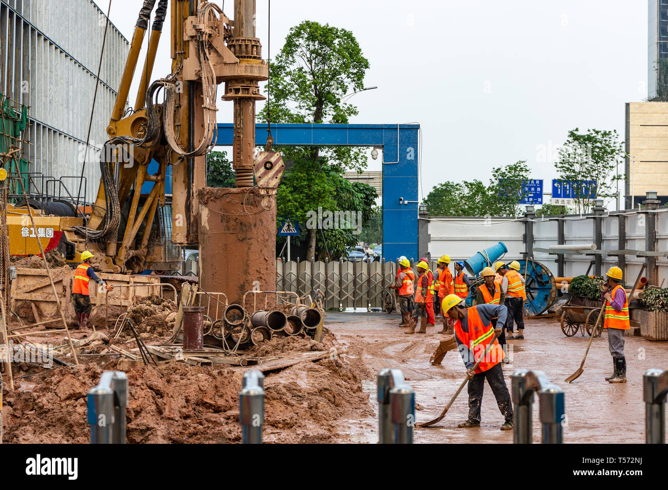 Les travailleurs d'un chantier boueux à Shenzhen Chine Banque D'Images