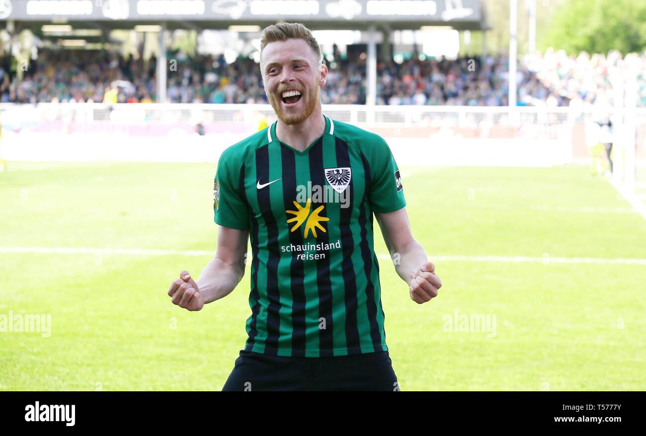 Firo : 20.04.2019, Football, 2018/2019 3.Bundesliga : SC, SCP, la Prusse La Prusse Munster Munster - SG, Grossaspach Grossaspach jubilation après l'objectif de 1 : 0 à : Fabian Menig | conditions dans le monde entier Banque D'Images