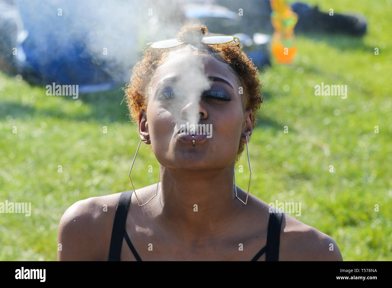 London, UK, UK. Apr 20, 2019. Une présence vu fumer du cannabis dans la région de Hyde Park sans être arrêté par la police pendant l'événement.'4/20 Day', une journée internationale de lutte contre les mauvaises herbes non officiel qui a lieu chaque année le 20 avril. Les participants demandent au gouvernement de dépénaliser la drogue de classe B et de sensibilisation sur la drogue. Credit : Dinendra Haria SOPA/Images/ZUMA/Alamy Fil Live News Banque D'Images