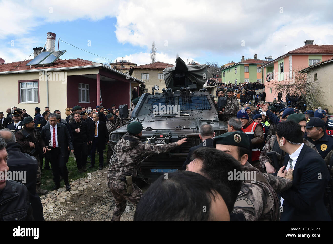 Ankara. Apr 21, 2019. Un véhicule blindé arrive sur les lieux après la Turquie, principal parti d'opposition du Parti républicain du peuple (CHP) Kemal Kilicdaroglu leader a été attaqué à Ankara, Turquie, le 21 avril 2019. L'opposition principale de la Turquie, le Parti républicain du peuple (CHP), Kemal Kilicdaroglu leader a été attaqué dimanche par un groupe dans la capitale Ankara. L'agression a eu lieu à un enterrement d'un soldat turc qui est mort à l'un des Travailleurs du Kurdistan (PKK) attaque sur la frontière entre la fin de semaine. Source : Xinhua/Alamy Live News Banque D'Images