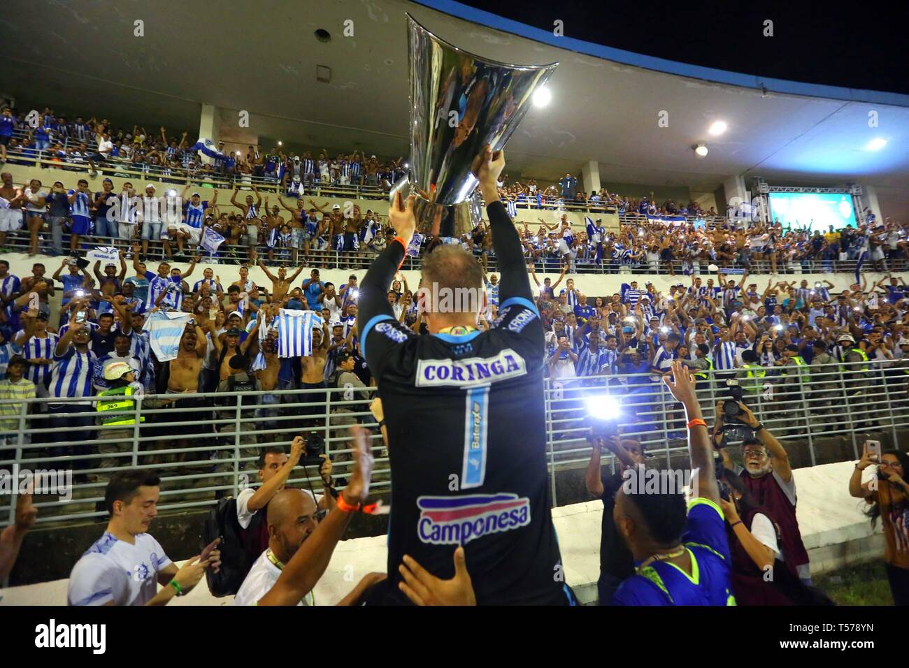 AL - Maceio - 04/21/2019 - 2019 Alagoano, CRB x CSA - CSA Player Jo Carlos célèbre avec les fans au Stade Roi Pele pour le championnat de l'État en 2019. Photo : Itawi Albuquerque / AGIF Banque D'Images