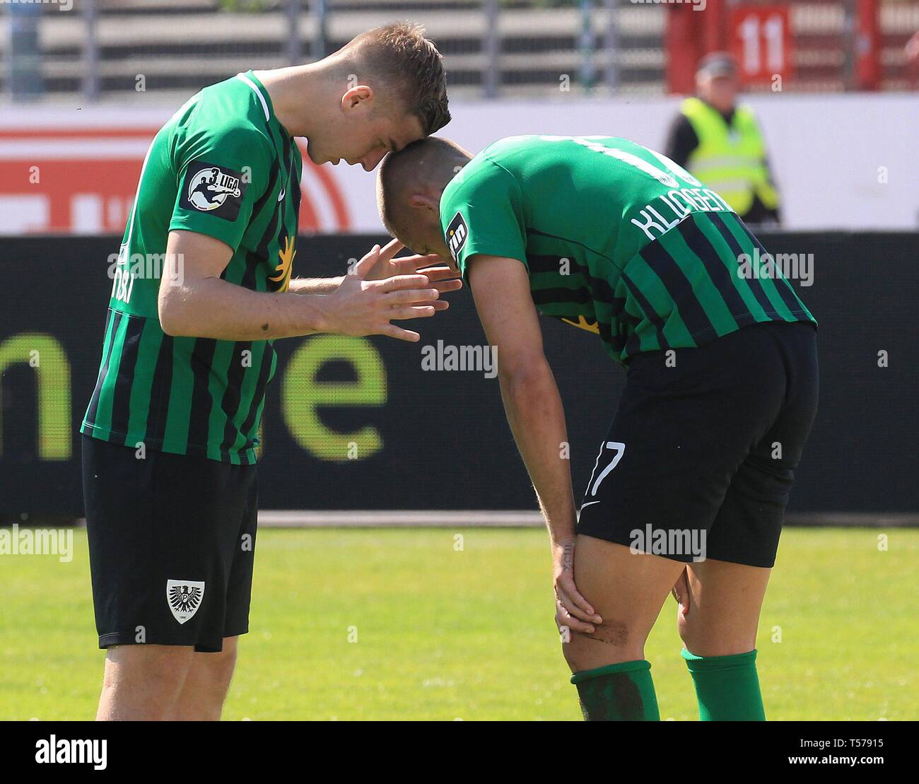 Muenster, Deutschland. 20 avr, 2019. firo : 20.04.2019, Football, 2018/2019 3.Bundesliga : SC, SCP, la Prusse La Prusse Munster Munster - SG, Grossaspach Grossaspach : 1 0 Martin Kobylanski, Martin Kobylanski, la moitié de la figure, et, avec, en tête à tête avec, René Klingenburg, René Klingenburg, esprit, humour | Conditions de crédit dans le monde entier : dpa/Alamy Live News Banque D'Images