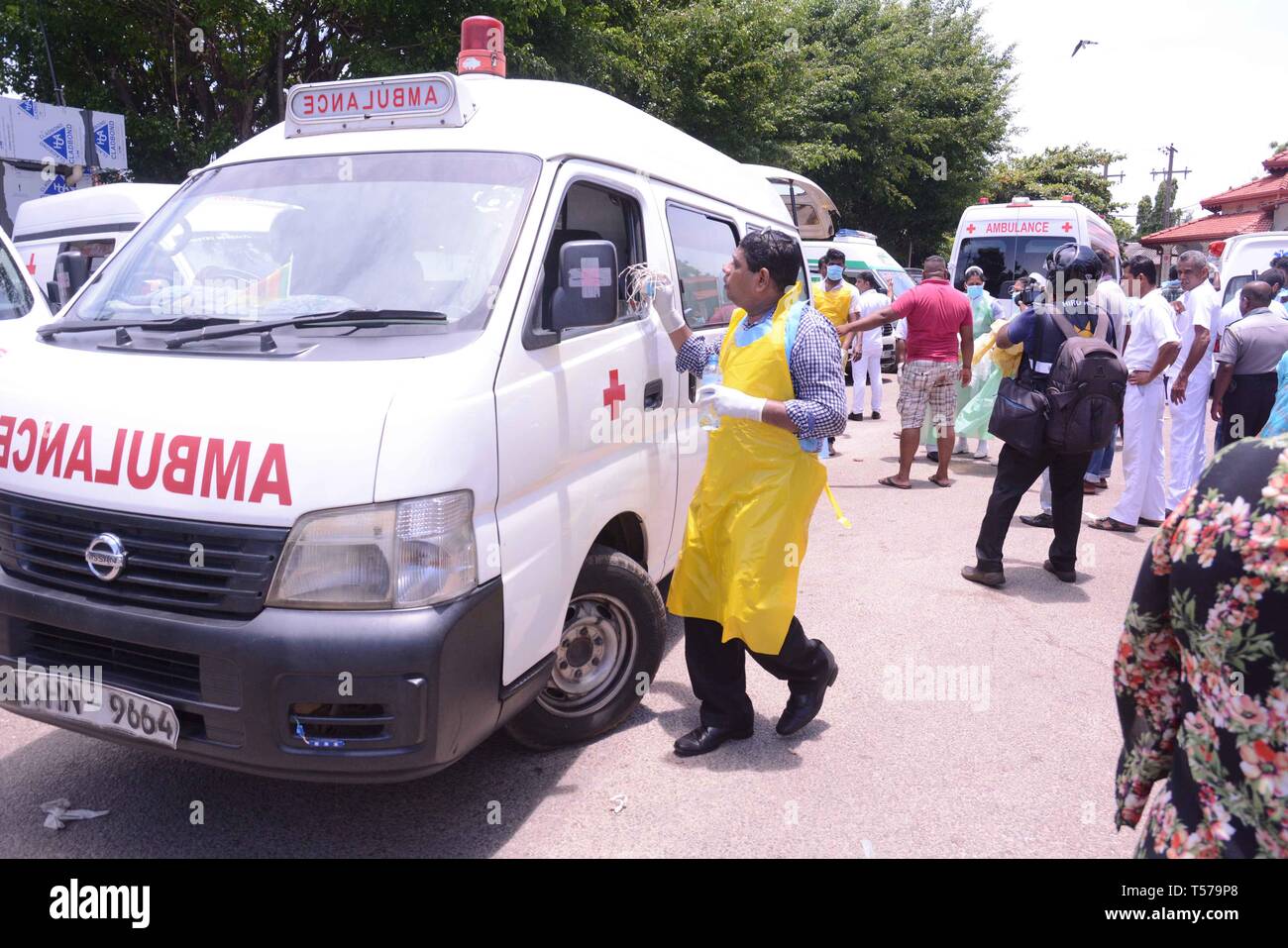 Colombo, Sri Lanka. Apr 21, 2019. Les ambulances sont vus à l'extérieur de l'hôpital de Negombo, au nord de Colombo, Sri Lanka, le 21 avril 2019. La police sri-lankaise a dit dimanche que 13 personnes avaient été arrêtées au cours d'une série d'explosions qui ont tué 228 personnes à travers l'île. Credit : Samila/Xinhua/Alamy Live News Banque D'Images