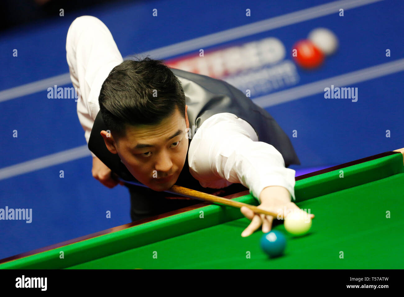 Sheffield. Apr 21, 2019. La Chine Tian Pengfei fait concurrence au premier tour deuxième session en Ecosse de Stephen Maguire à la World Snooker Championship 2019 à Sheffield, Angleterre le 21 avril 2019. Credit : Craig Brough/Xinhua/Alamy Live News Banque D'Images