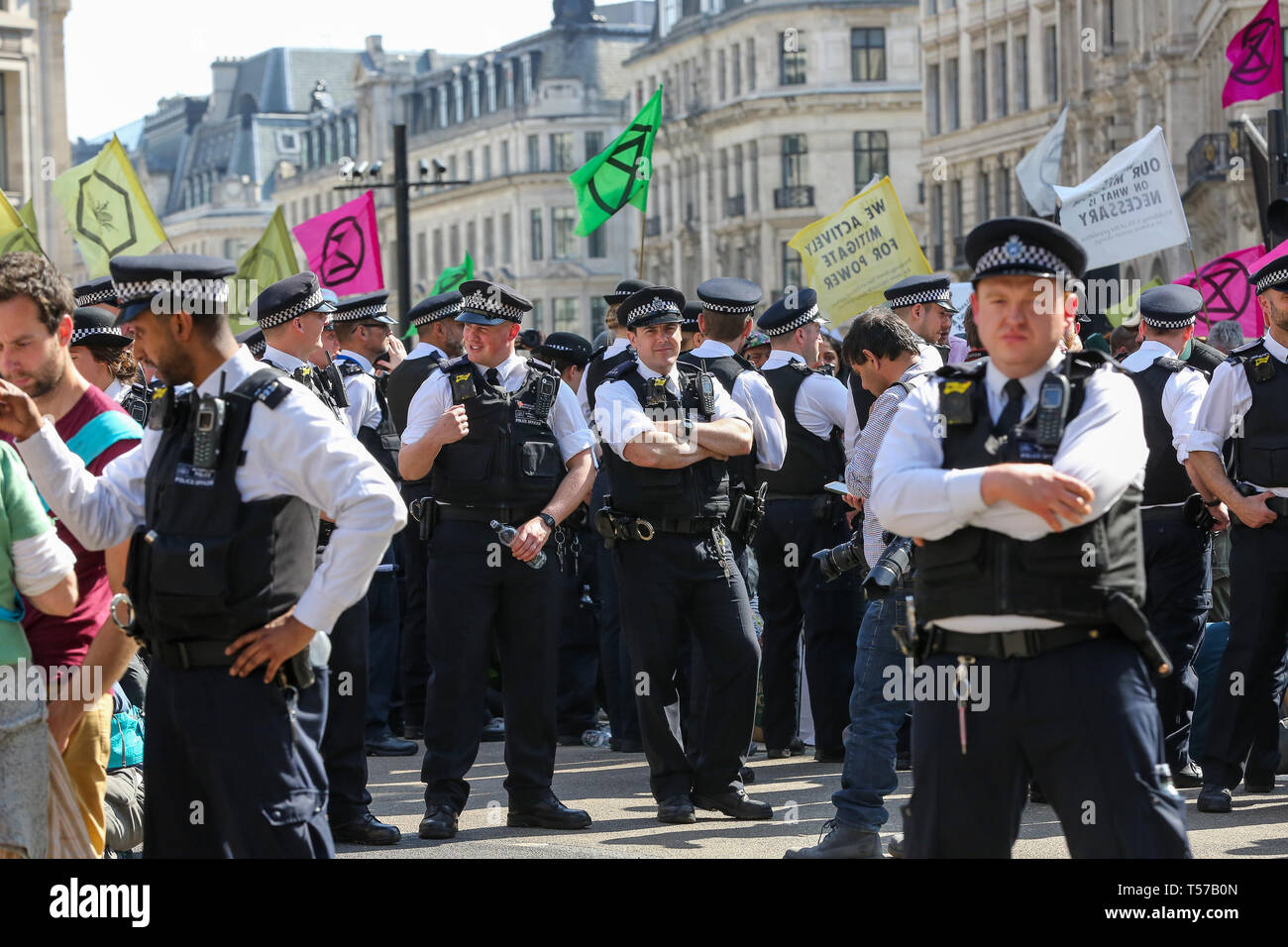 Agent de police sont vus à l'Oxford Circus au cours de la cinquième journée de la protestation contre le changement climatique par le mouvement de rébellion d'Extinction du groupe. Un grand nombre de la présence policière autour du yacht rose comme ils l'onu-coller les militants qui se sont collés et la police se prépare à les retirer du site. Selon la police, a rencontré plus de 1 000 militants ont été arrêtés depuis la manifestation a commencé le 11 avril 2019. Banque D'Images