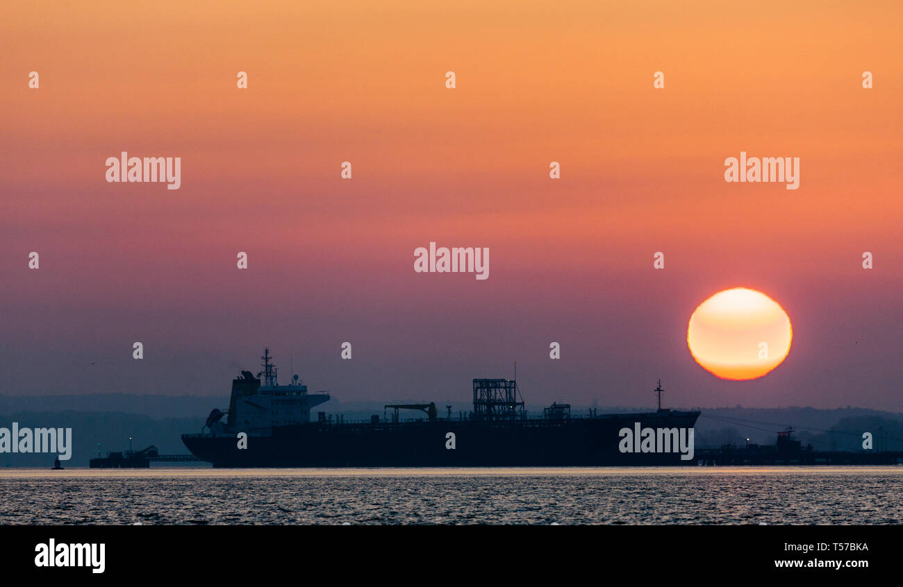 Whitegate, Cork, Irlande. 22 avr, 2019. Pétrolier Seapike décharge sa cargaison de pétrole brut tout comme le soleil se lève à la raffinerie de pétrole de Whitegate Co., Cork, Irlande. Crédit : David Creedon/Alamy Live News Banque D'Images