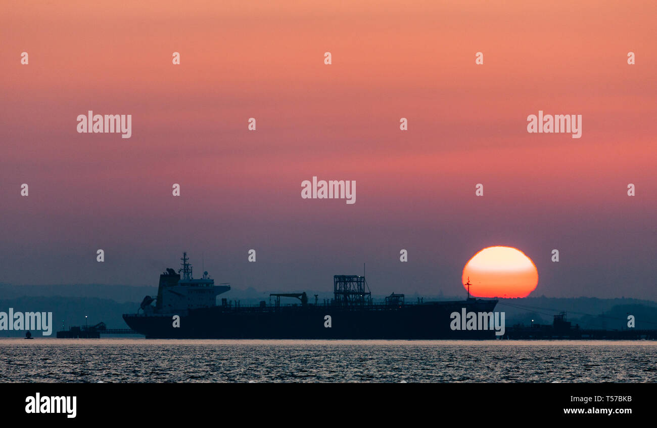 Whitegate, Cork, Irlande. 22 avr, 2019. Pétrolier Seapike décharge sa cargaison de pétrole brut tout comme le soleil se lève à la raffinerie de pétrole de Whitegate Co., Cork, Irlande. Crédit : David Creedon/Alamy Live News Banque D'Images