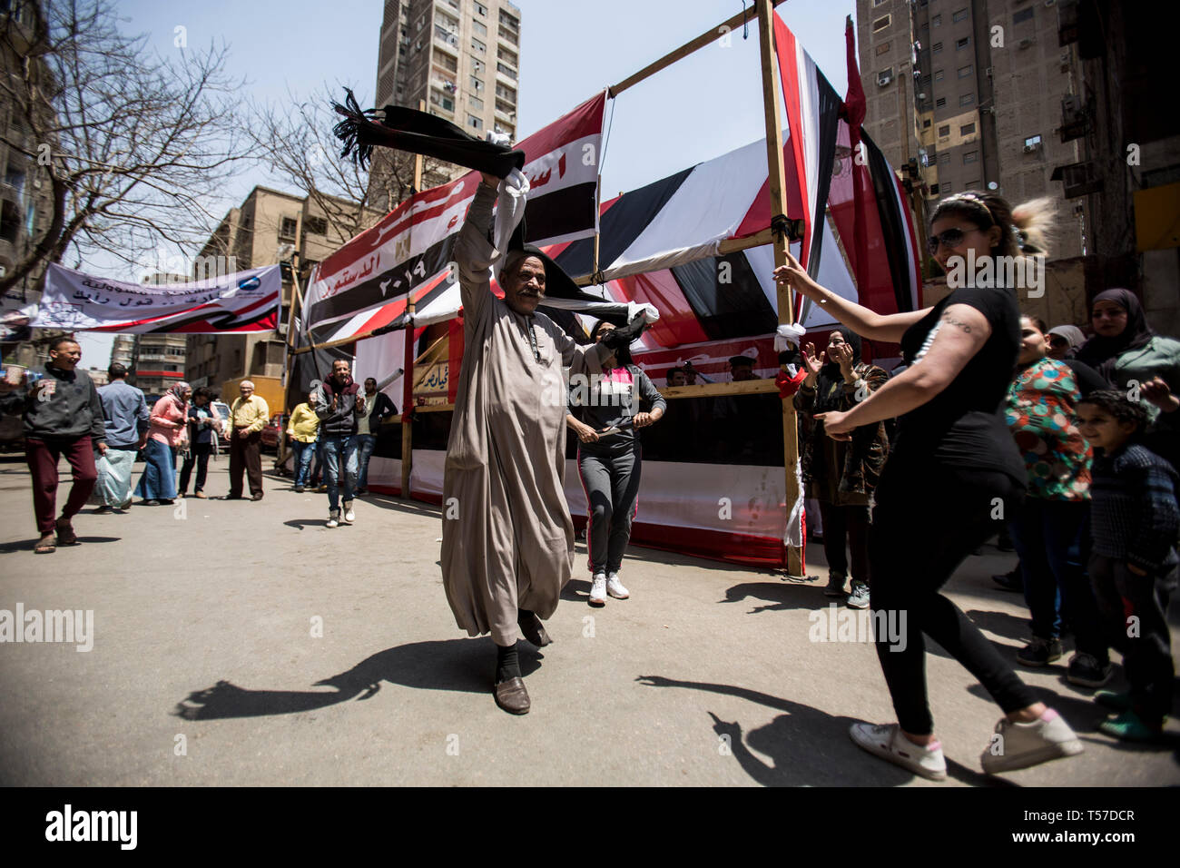 Le Caire, Égypte. 22 avr, 2019. Les électeurs chantent et dansent à l'extérieur d'un bureau de vote pendant le troisième et dernier jour du référendum national sur les amendements constitutionnels étendant le mandat présidentiel et permettant potentiellement Président égyptien Abdel-Fattah al-Sisi à rester au pouvoir jusqu'en 2030. Credit : Gehad Hamdy/dpa/Alamy Live News Banque D'Images