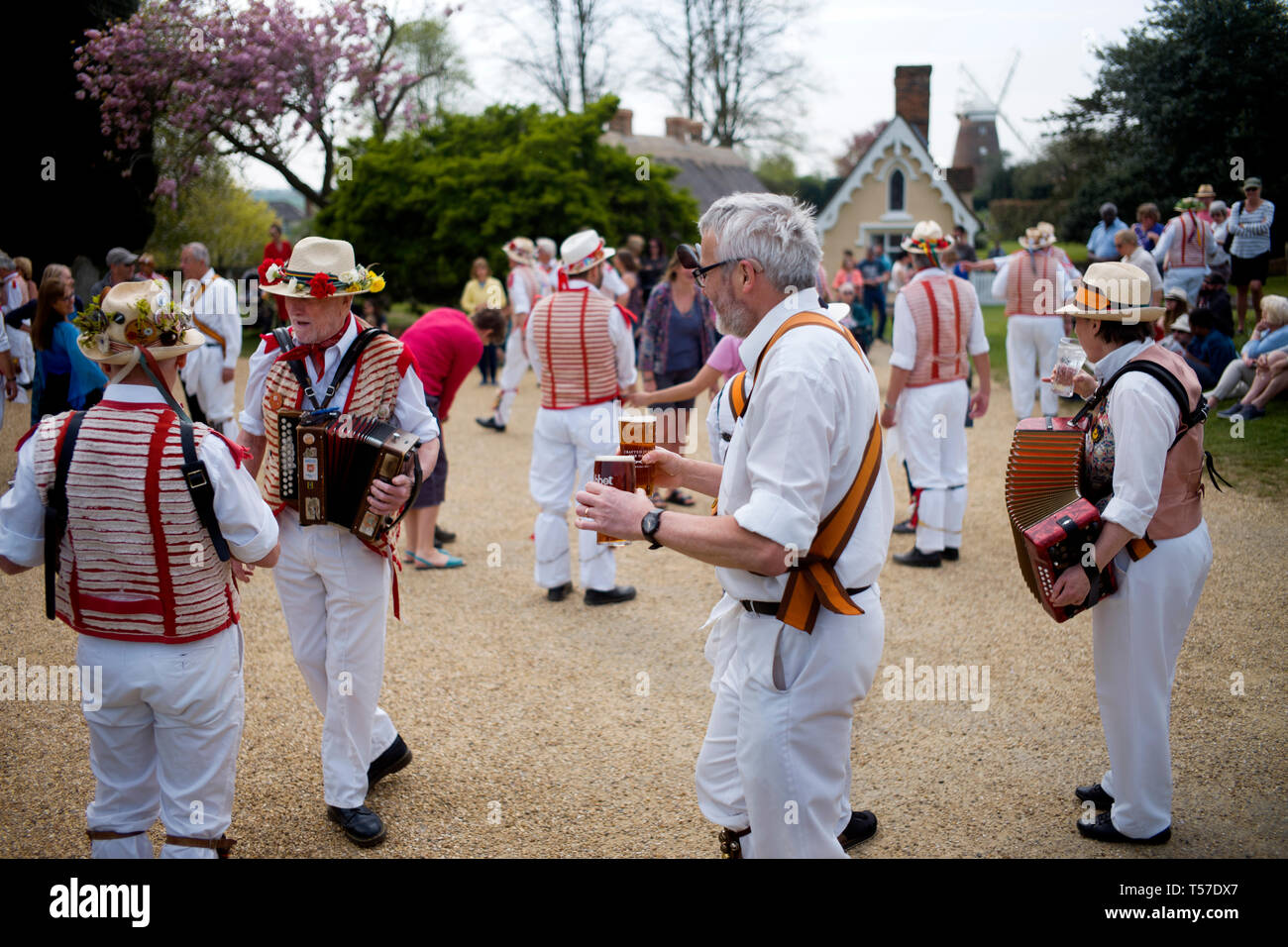 Thaxted Essex England, UK. 22 avr, 2019. Maison de banque traditionnel de Pâques lundi en danse de cour de l'Église Thaxted. Thaxted Morris en rouge et blanc avec côté client côté Devils Dyke Morris de Cambridgeshire divertir le public dans le sopring sunshine. Crédit : BRIAN HARRIS/Alamy Live News Banque D'Images