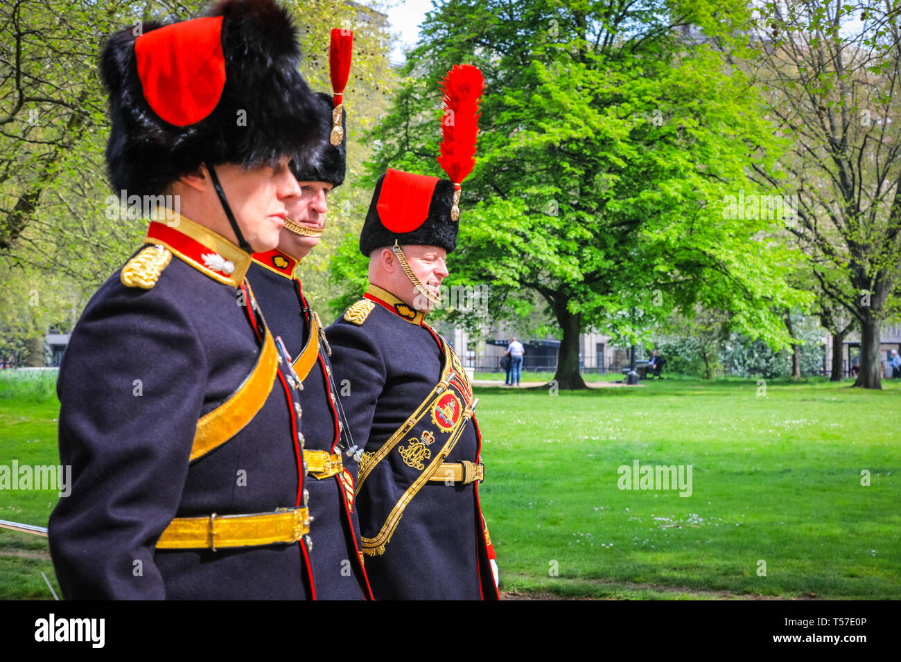 Hyde Park, London, UK, le 22 avril 2019. Les membres de la troupes du roi avant de le saluer. 41 Une longue salve royale est tiré sur la place d'armes en Hyde Park pour célébrer publiquement le 93e anniversaire de Herr Majesté la Reine, de la reine Elizabeth II. Le salut est tiré à midi par les troupes du roi Royal Horse Artillery. L'anniversaire de la Reine est le 21 avril, mais salue ne sont pas déclenchés le dimanche et avoir lieu le jour suivant si la date tombe un dimanche. Credit : Imageplotter/Alamy Live News Banque D'Images