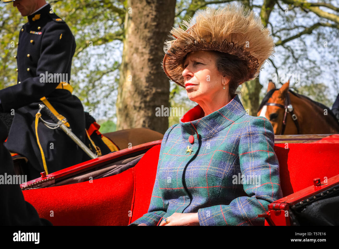 Hyde Park, London, UK, le 22 avril 2019. La princesse Royale, Anne, dans sa voiture.Les membres de la troupes du roi avant de le saluer. 41 Une longue salve royale est tiré sur la place d'armes en Hyde Park pour célébrer publiquement le 93e anniversaire de Herr Majesté la Reine, de la reine Elizabeth II. Le salut est tiré à midi par les troupes du roi Royal Horse Artillery. L'anniversaire de la Reine est le 21 avril, mais salue ne sont pas déclenchés le dimanche et avoir lieu le jour suivant si la date tombe un dimanche. Credit : Imageplotter/Alamy Live News Banque D'Images