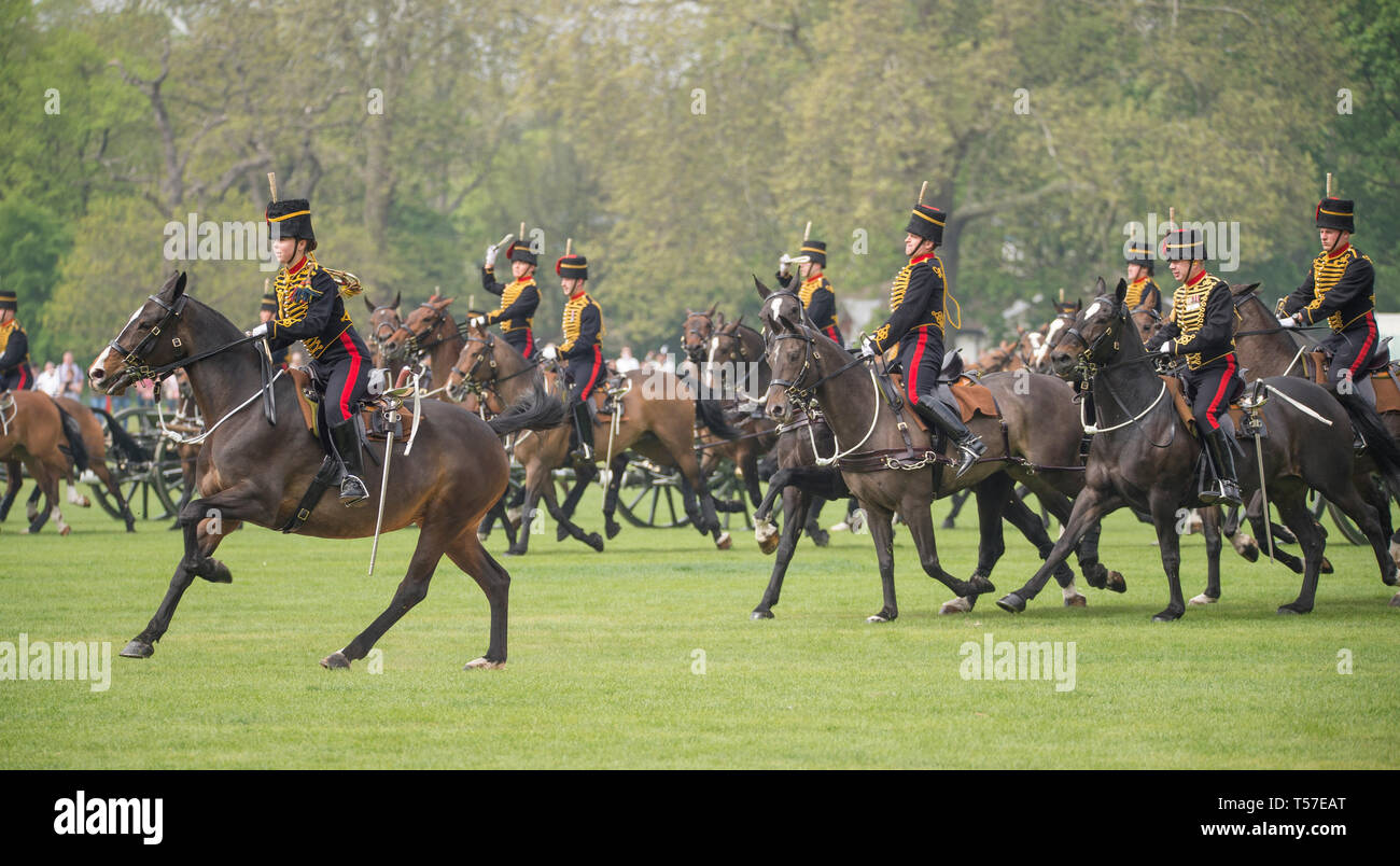 Londres, Royaume-Uni. 22 avril, 2019. La Troupe du Roi Royal Horse Artillery fire un pistolet 41 Royal Salute dans Hyde Park pour Sa Majesté la Reine pour le 93e anniversaire, en présence de S.A.R. la Princesse Royale. Bien que Sa Majesté la reine 93e anniversaire tombe le dimanche de Pâques, le 21 avril, conformément à la tradition où des salves ne sont jamais tiré sur un dimanche, l'Anniversaire Salute est effectuée le lundi de Pâques. Credit : Malcolm Park/Alamy Live News. Banque D'Images