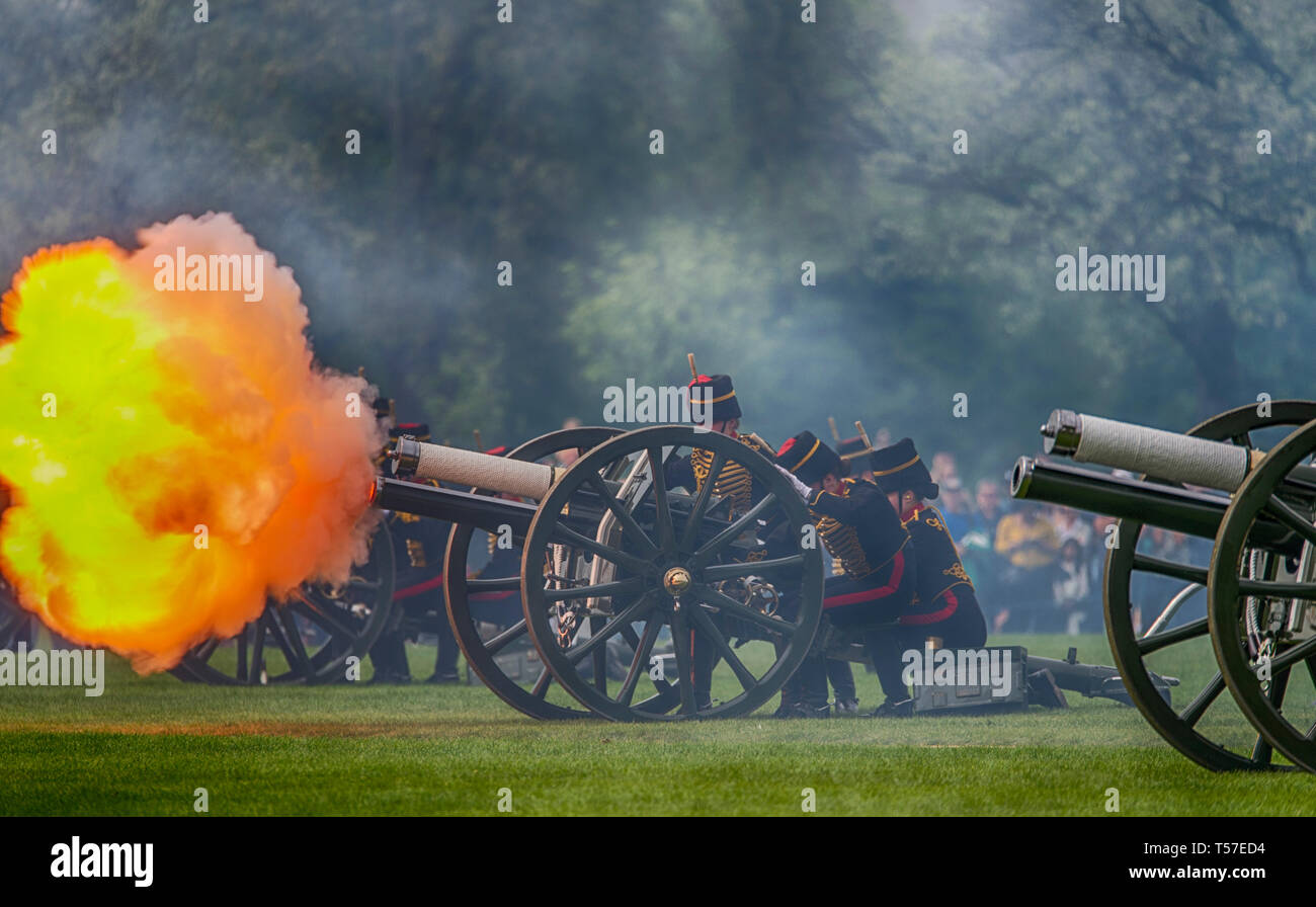 Londres, Royaume-Uni. 22 avril, 2019. La Troupe du Roi Royal Horse Artillery fire un pistolet 41 Royal Salute dans Hyde Park pour Sa Majesté la Reine pour le 93e anniversaire, en présence de S.A.R. la Princesse Royale. Bien que Sa Majesté la reine 93e anniversaire tombe le dimanche de Pâques, le 21 avril, conformément à la tradition où des salves ne sont jamais tiré sur un dimanche, l'Anniversaire Salute est effectuée le lundi de Pâques. Credit : Malcolm Park/Alamy Live News. Banque D'Images