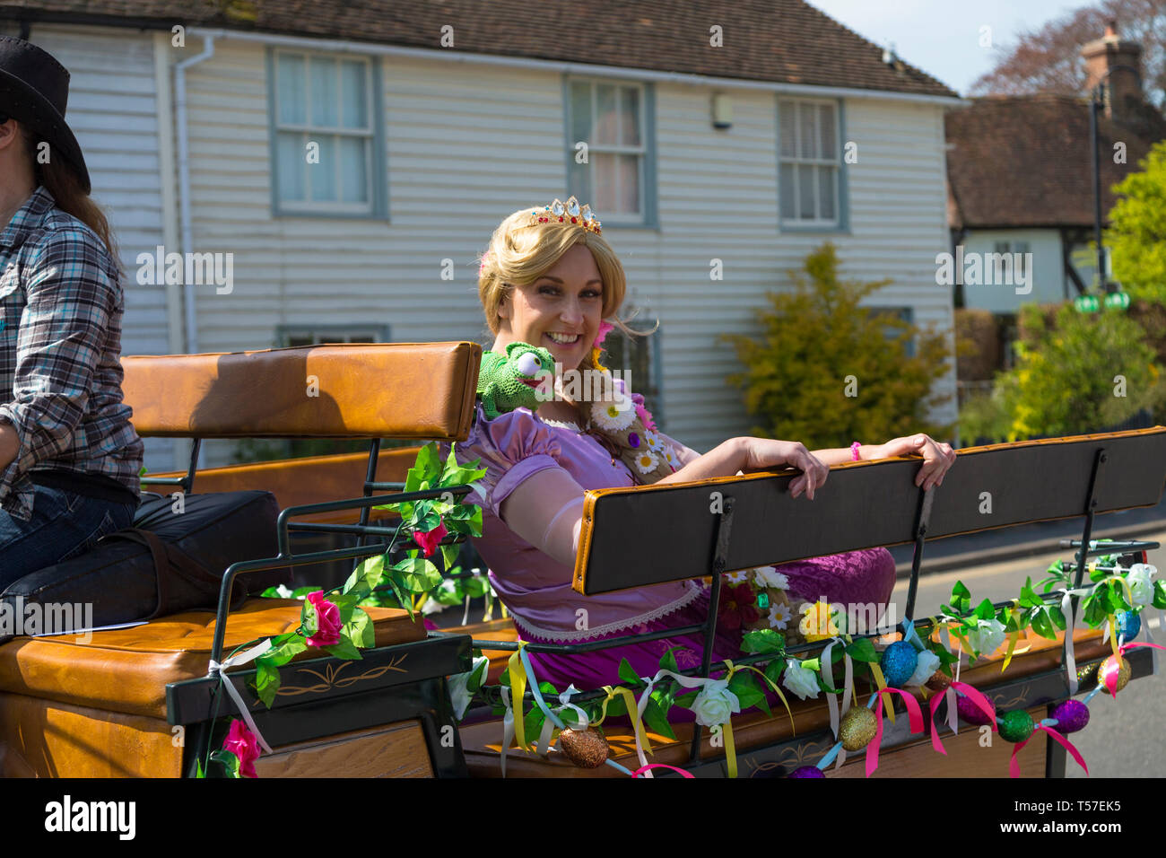 Ashford, Kent, UK. 22 avr, 2019. Célébrations de Pâques Venez au village de Hamstreet près de Ashford dans le Kent comme une calèche prend les enfants et les adultes pour une balade autour du village. Des températures dépassant 22°C sont prévus pour l'après-midi. Rapunzel appréciant les jours d'événements. © Paul Lawrenson, 2019 Crédit photo : Paul Lawrenson/ Alamy Live News Banque D'Images