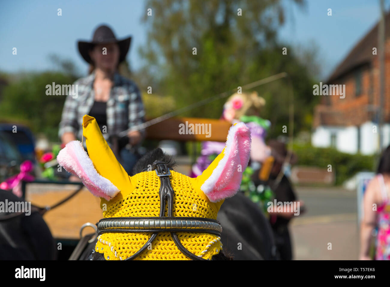 Ashford, Kent, UK. 22 avr, 2019. Célébrations de Pâques Venez au village de Hamstreet près de Ashford dans le Kent comme une calèche prend les enfants et les adultes pour une balade autour du village. Des températures dépassant 22°C sont prévus pour l'après-midi. Un cheval prend part aux célébrations. © Paul Lawrenson, 2019 Crédit photo : Paul Lawrenson/ Alamy Live News Banque D'Images