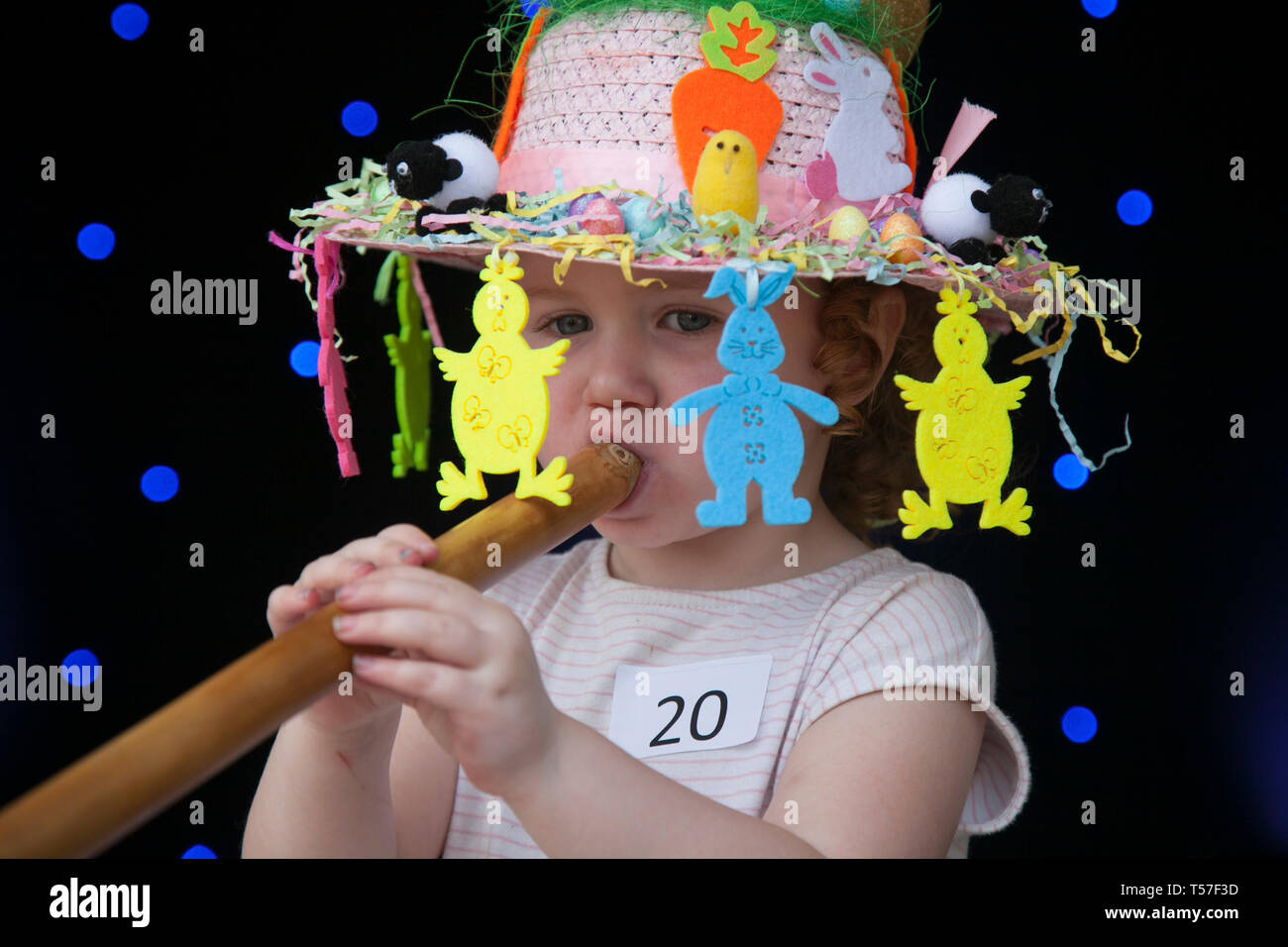 Defile De Chapeau De Bonnet De Paques Decore Creation Artistique Et Artisanale Creations De Chapeaux Concours De Citation D Oeufs Couronnes De Paques Amusantes Toppers Decoratifs Designs Et Competences Entree Avec Un Pret D œufs