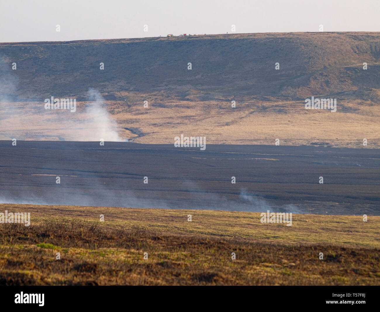 Marsden Moor Estate, Huddersfield, UK. 22 avril, 2019. La Lande de feu près de l'humidité sur vert mousse près, l'un d'une série d'incendies de unseasonal en raison d'un printemps sec et chaud. Credit : M Kyle/Newsmoorland firecrew Alamy Vivre feu sur A640 à Buckstones Fermer Moss Marsden Moor : Crédit Immobilier M Kyle/Alamy Live News Banque D'Images