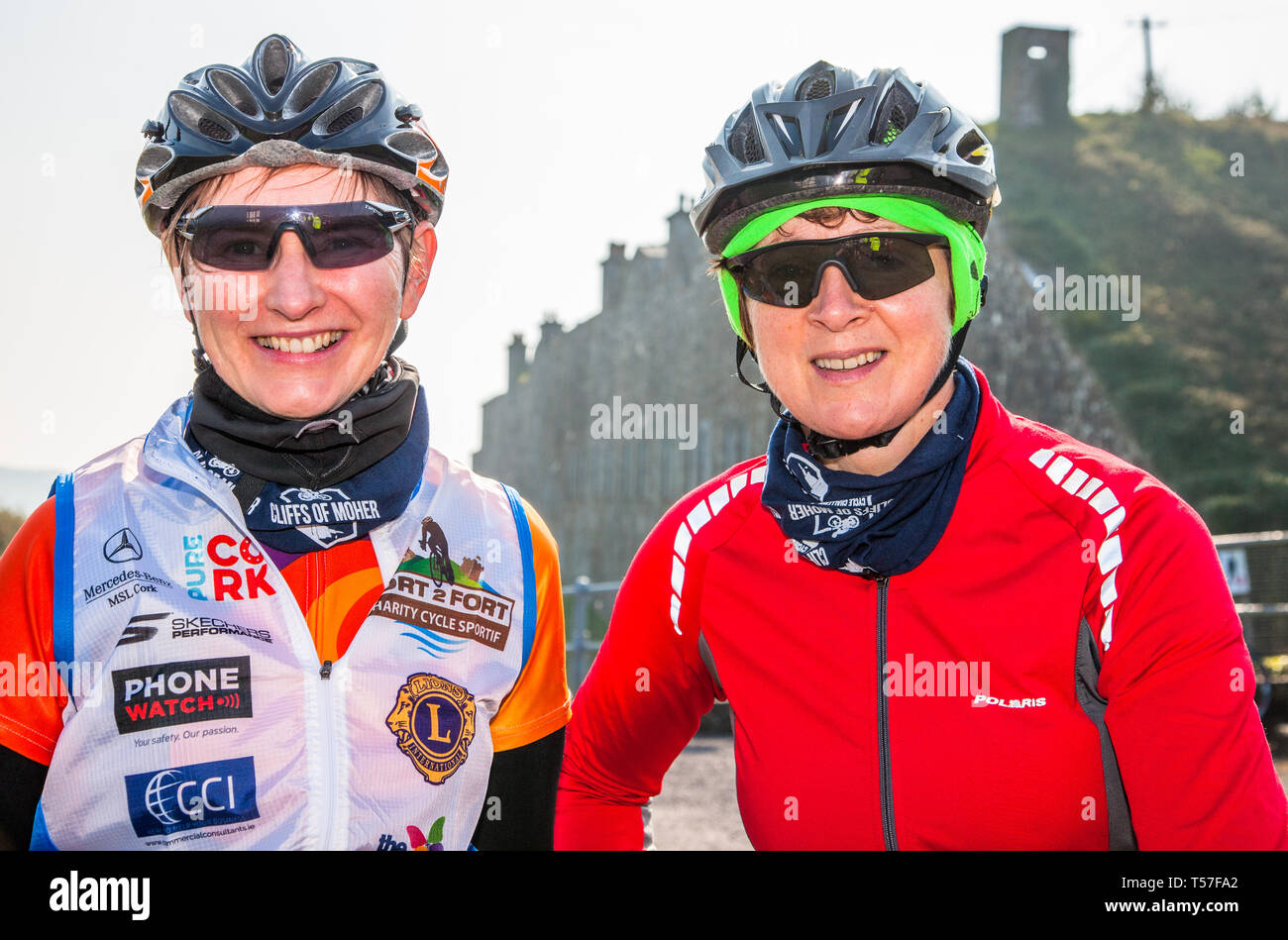 Crosshaven, comté de Cork, Irlande. 22 avril, 2019. /Ann Keane, Inniscarra et Ann Cashman, Killarney sur la ligne de départ du Fort Fort 2 Cycle de bienfaisance au Camden Fort Meagher Crosshaven Co. Cork. Le cycle est d'aider à recueillir des fonds pour la fondation de l'hôpital de l'Université miséricorde, quatre la ville de Cork et le comté de Lions Clubs, et Camden Fort Meagher Restauration. Crédit : David Creedon/Alamy Live News Banque D'Images