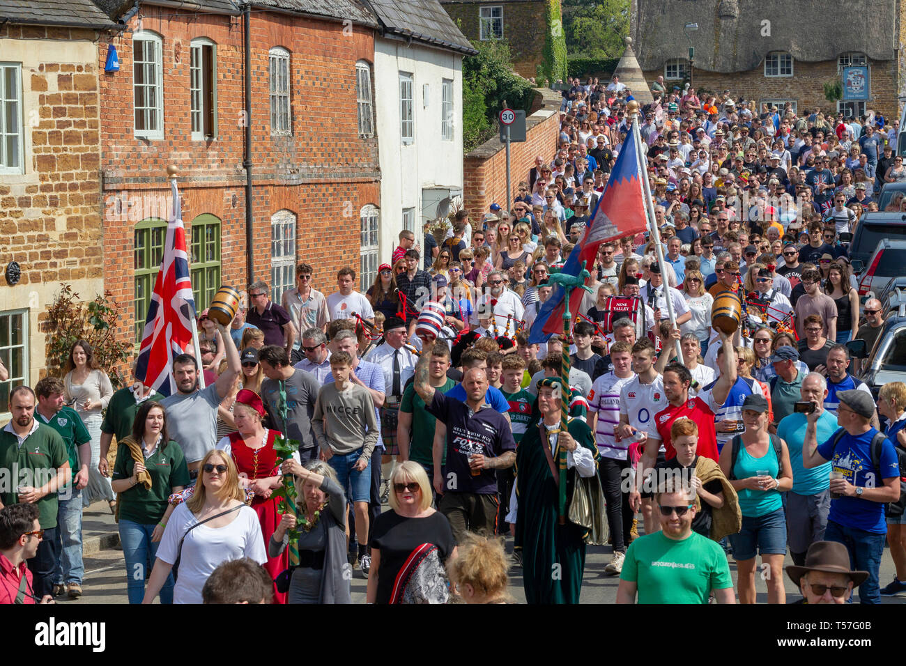 Hallaton, Leicestershire. 22 avril 2019. Tarte Hare Scramble et bouteille de pied, c'est une ancienne coutume en deux parties distinctes. La première est une procession, des paniers de pain et le lièvre éponyme tarte (on pense être hachée de bœuf ces jours), une fois à la porte de l'église, la tarte est bénie et distribuée à la foule et le second est un "sport de masse" joué avec de petits fûts de bois appelé bouteilles entre les villages d'Hallaton et Melbourne. Credit : Keith J Smith./Alamy Live News Banque D'Images