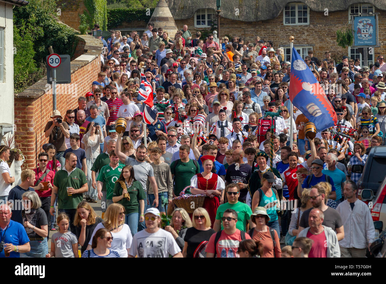 Hallaton, Leicestershire. 22 avril 2019. Tarte Hare Scramble et bouteille de pied, c'est une ancienne coutume en deux parties distinctes. La première est une procession, des paniers de pain et le lièvre éponyme tarte (on pense être hachée de bœuf ces jours), une fois à la porte de l'église, la tarte est bénie et distribuée à la foule et le second est un "sport de masse" joué avec de petits fûts de bois appelé bouteilles entre les villages d'Hallaton et Melbourne. Credit : Keith J Smith./Alamy Live News Banque D'Images