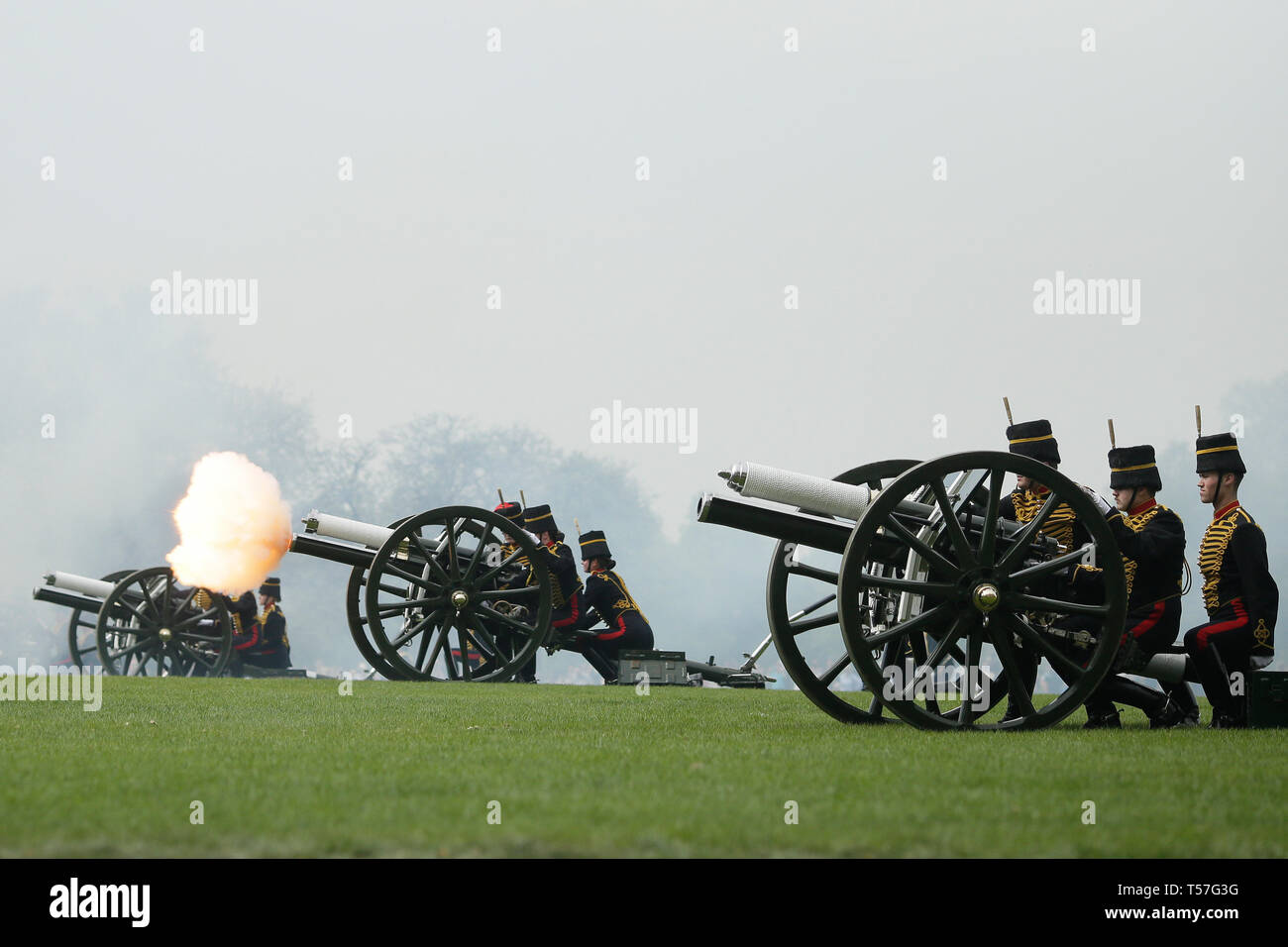 Londres, Grande-Bretagne. 22 avr, 2019. Les membres de la troupe du Roi Royal Horse Artillery fire une ronde de 41 coups d'artillerie pour marquer la reine Elizabeth II, 93e anniversaire de Hyde Park de Londres, Grande-Bretagne, le 22 avril 2019. Crédit : Tim Irlande/Xinhua/Alamy Live News Banque D'Images