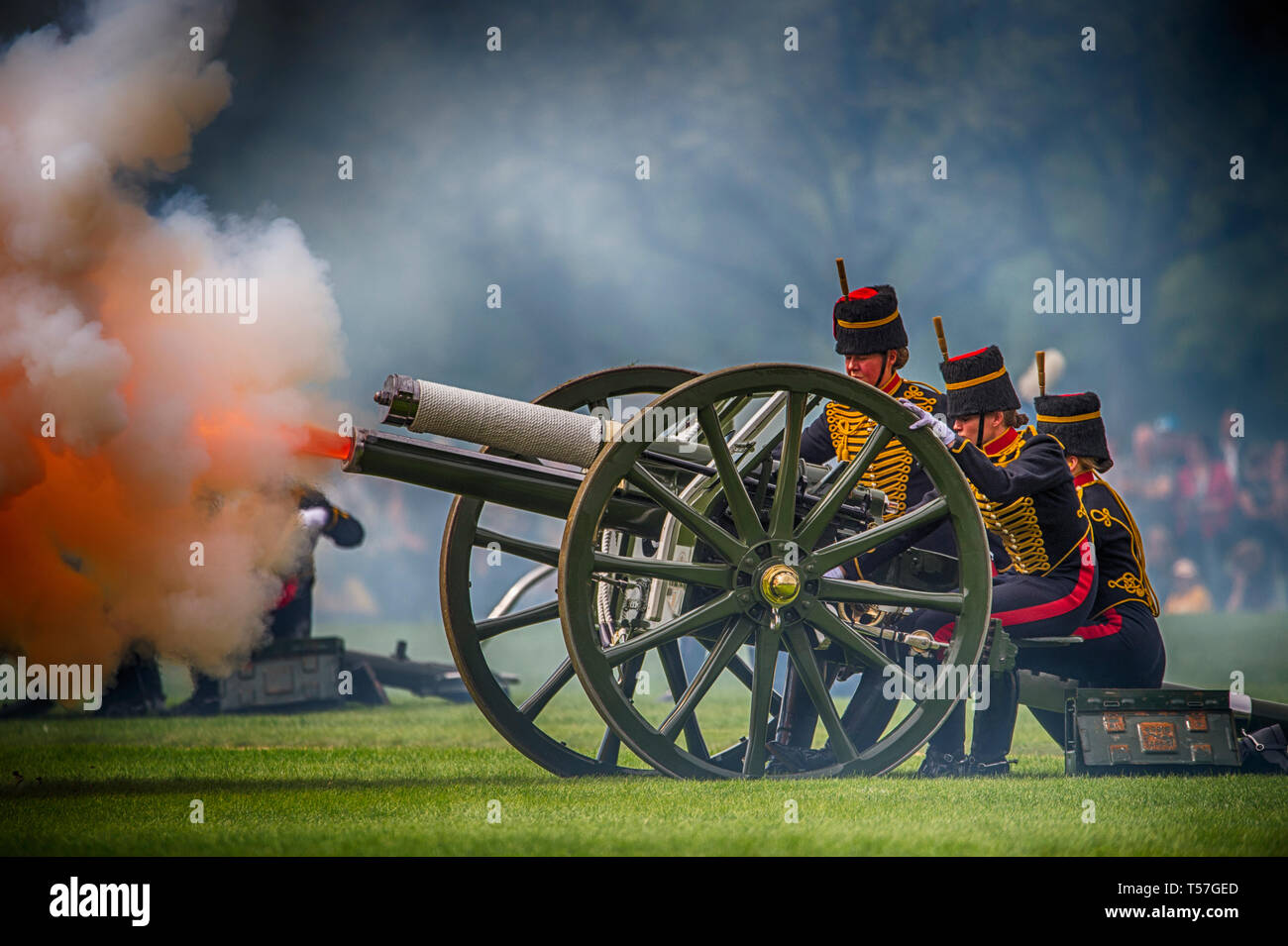 Londres, Royaume-Uni. 22 avril, 2019. La Troupe du Roi Royal Horse Artillery fire un pistolet 41 Royal Salute dans Hyde Park pour Sa Majesté la Reine pour le 93e anniversaire de la Première Guerre mondiale, six canons de 13 livres. Bien que Sa Majesté la reine 93e anniversaire tombe le dimanche de Pâques, le 21 avril, conformément à la tradition où des salves ne sont jamais tiré sur un dimanche, l'Anniversaire Salute est effectuée le lundi de Pâques. Credit : Malcolm Park/Alamy Live News. Banque D'Images