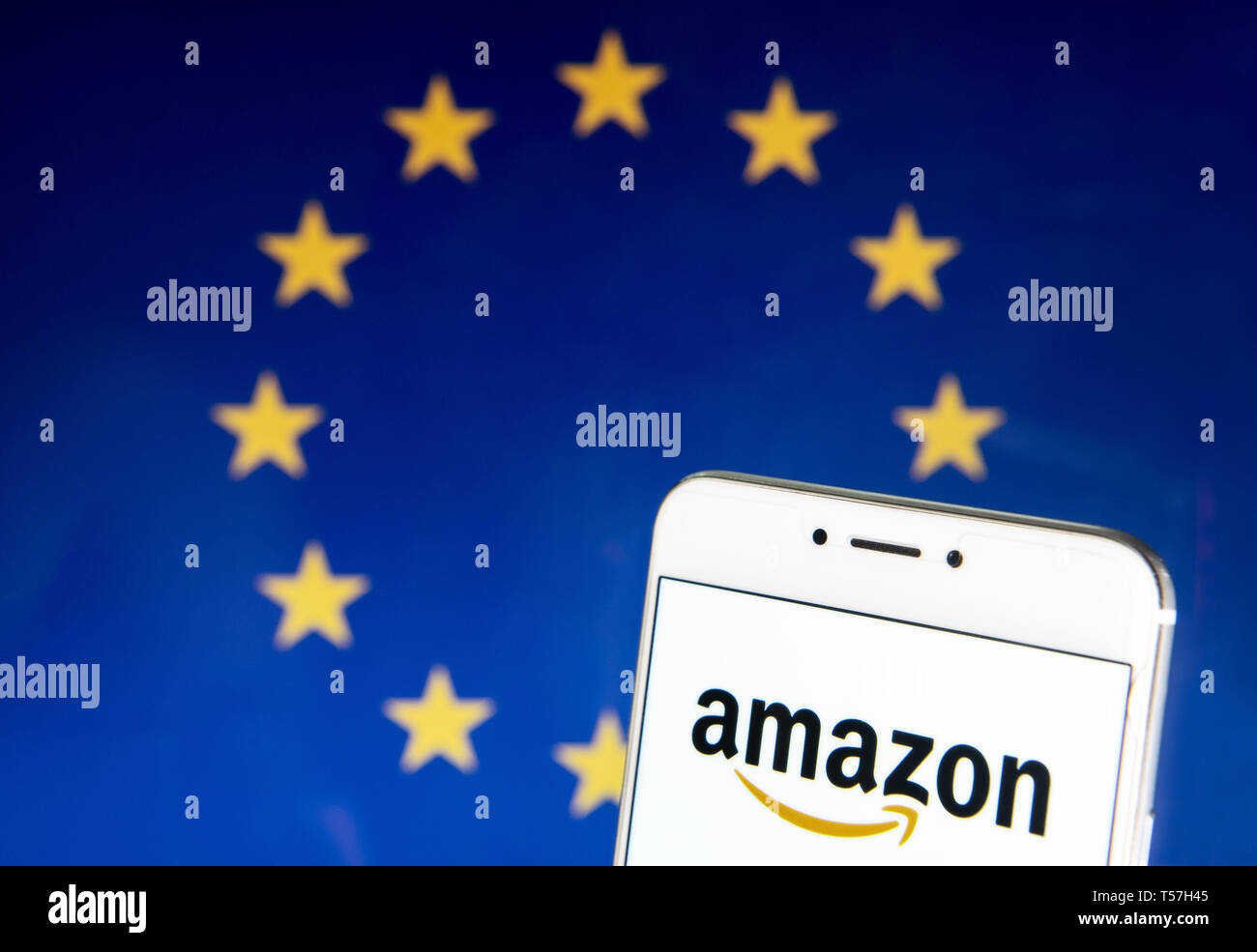 Hong Kong. Apr 21, 2019. Sur cette photo, l'illustration a-américain du commerce électronique et de l'entreprise de cloud computing Amazon logo est vu sur un appareil mobile Android avec le drapeau de l'Union européenne dans l'arrière-plan. Budrul Chukrut Crédit : SOPA/Images/ZUMA/Alamy Fil Live News Banque D'Images