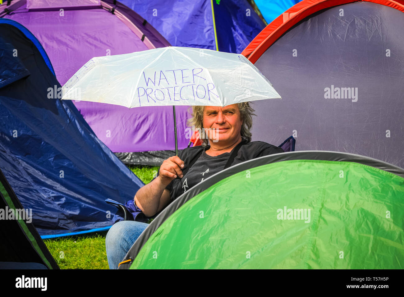 Marble Arch, London, UK. 22 avr, 2019. Un manifestant se protège contre le soleil, et 'eau' à partir de ci-dessus. Une fois de plus en grande partie des militants protestent pacifiquement en plein soleil à Marble Arch. Militants retour à Marble Arch - le seul rencontré et dirigée par l'espace de protestation - le lundi, en tant qu'activistes se sont rencontrés pour planifier la semaine à venir. Le Marbella site Arch comprend une grande zone de tentes pour les protestataires à dormir et se reposer. Credit : Imageplotter/Alamy Live News Banque D'Images